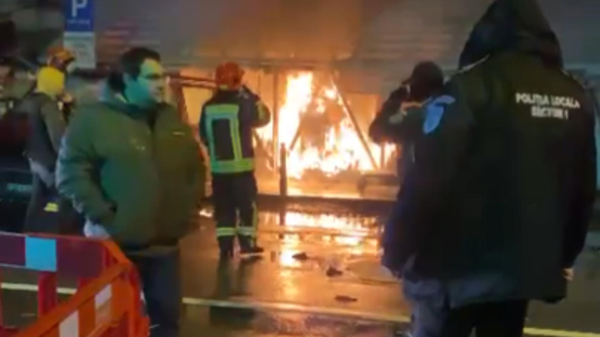 Incendiu într-o piață din București - Desfășurare de forțe pentru stingerea flăcărilor