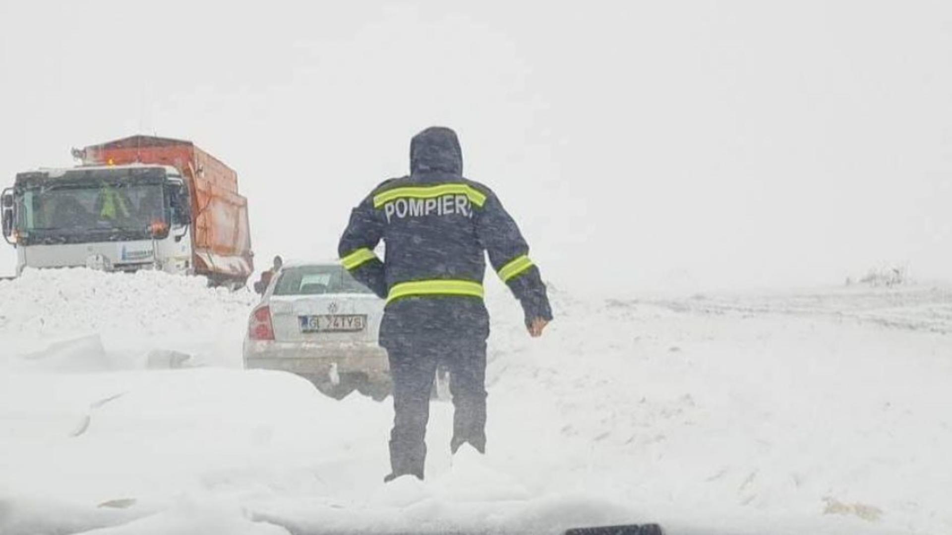 Ninsorile abundente închid peste 10 drumuri naționale din România, zeci de mașini sunt blocate - Familii rămase în FRIG în 7 județe