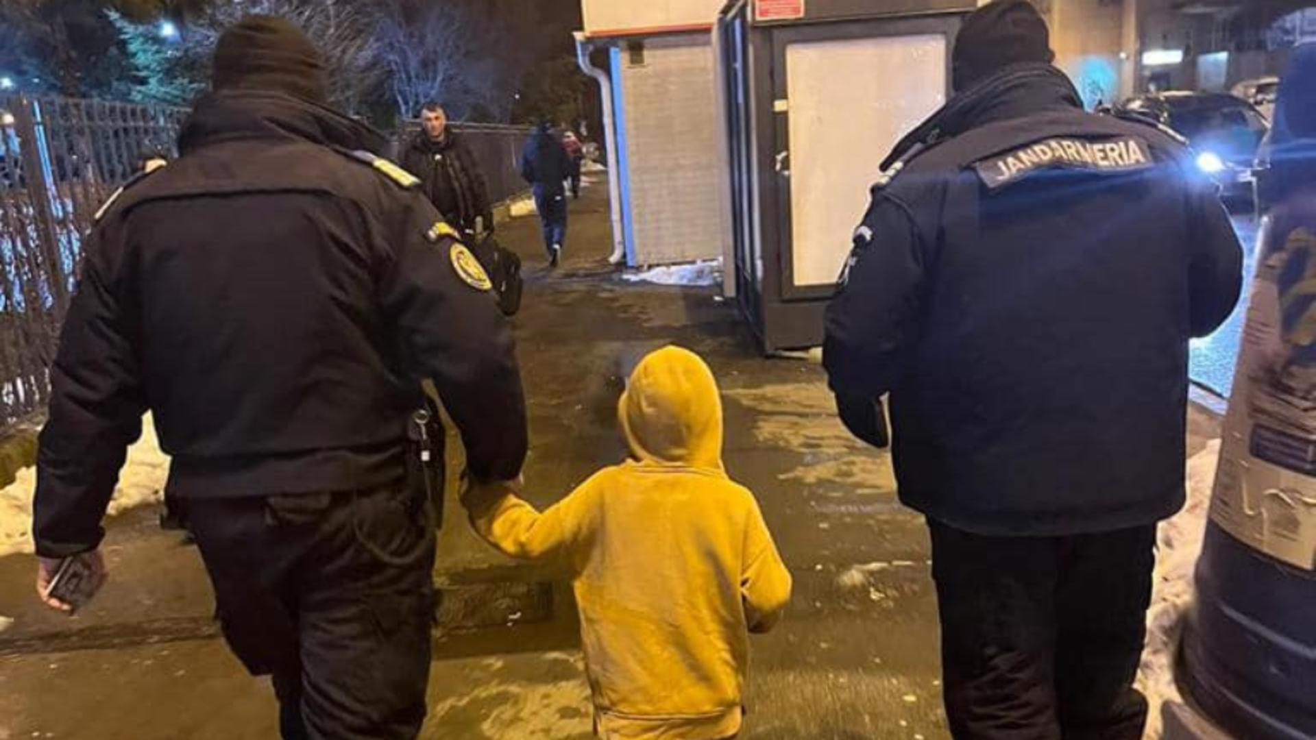 Copil găsit de jandarmi, în Capitală/ Foto: Facebook