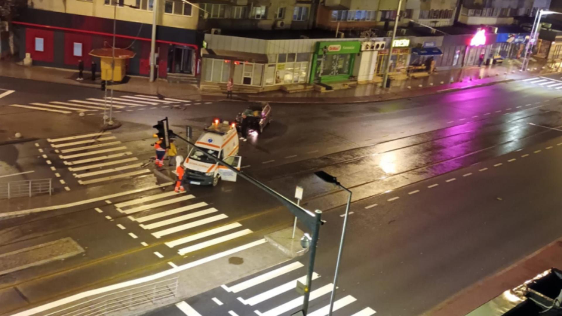 Un șofer beat a făcut ravagii la Galați - O ambulanță în misiune, lovită în plin și proiectată pe linia de tramvai