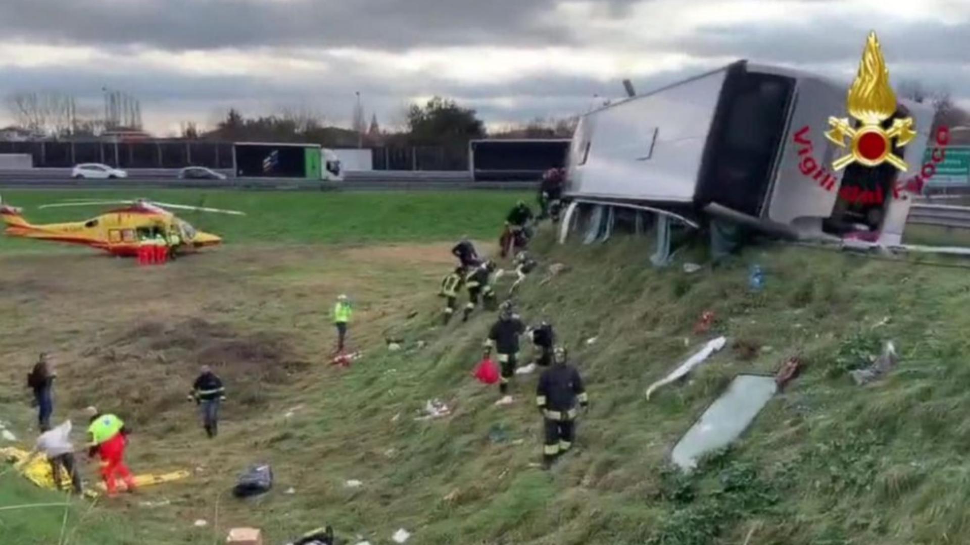 Autocar plin cu români, răsturnat pe o ṣosea din Italia