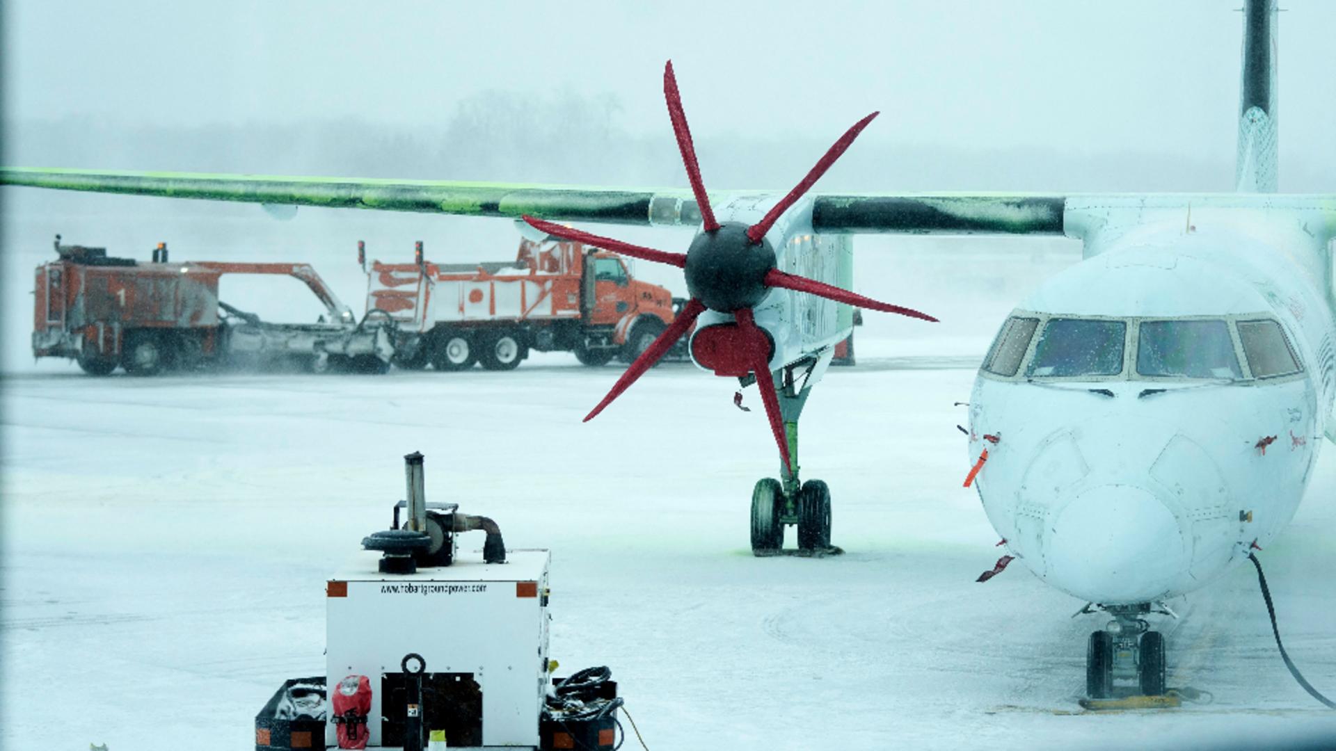 Zăpada și viscolul afectează zborurile de pe Otopeni. Foto/Profimedia