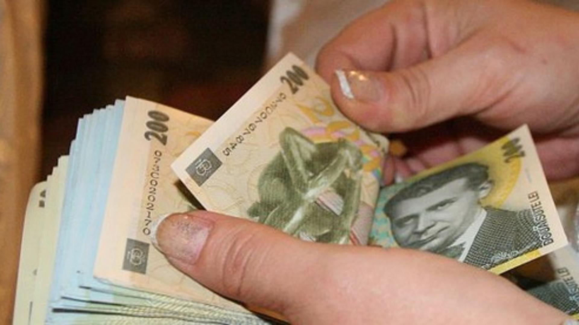Şapte din zece români și-ar dori să obțină un credit bancar în sistem online