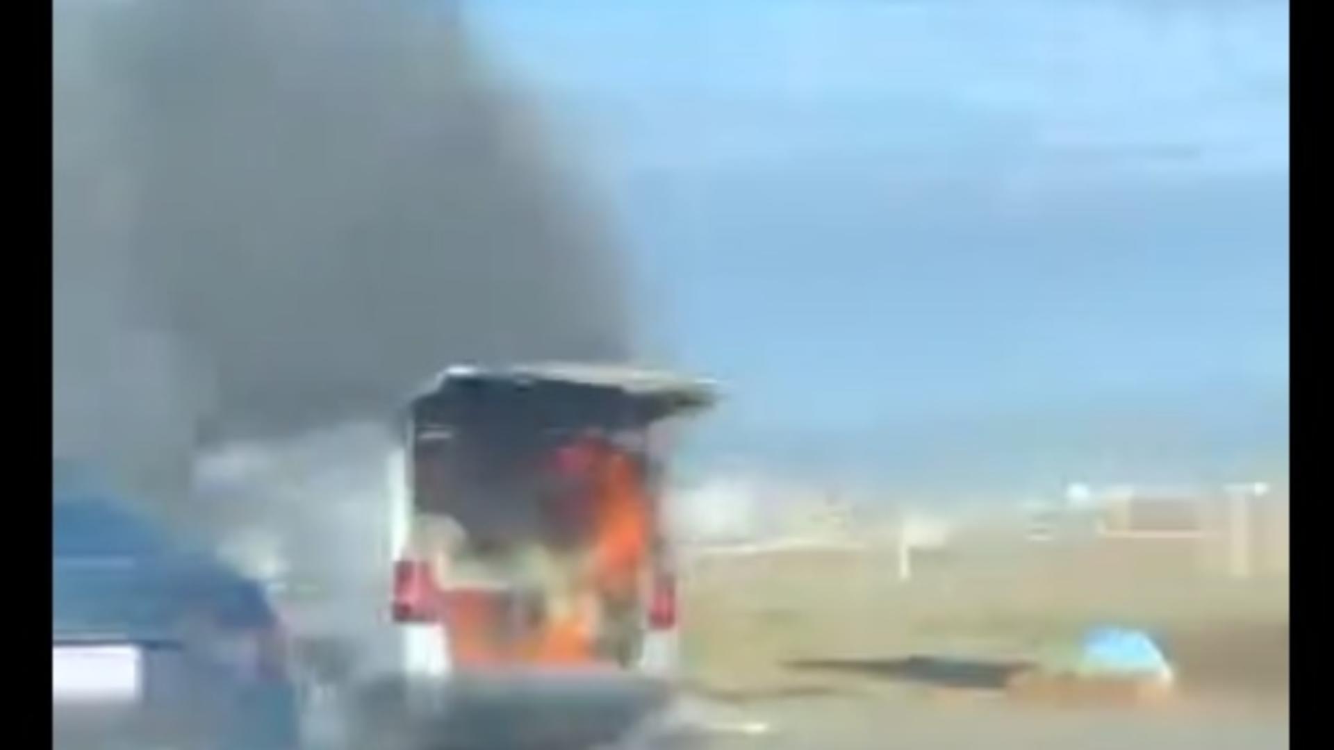 Incendiu în Capitală: O maşină a luat FOC lângă pasajul Băneasa - Trafic îngreunat