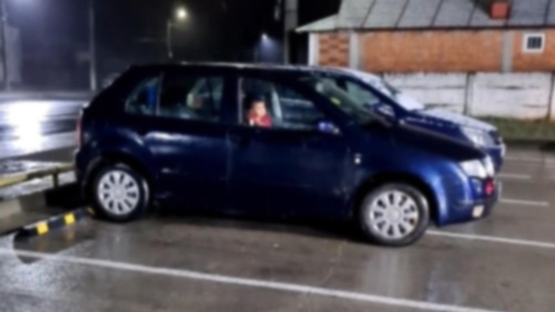 Copil închis în mașină și lăsat, noaptea, într-o parcare din România