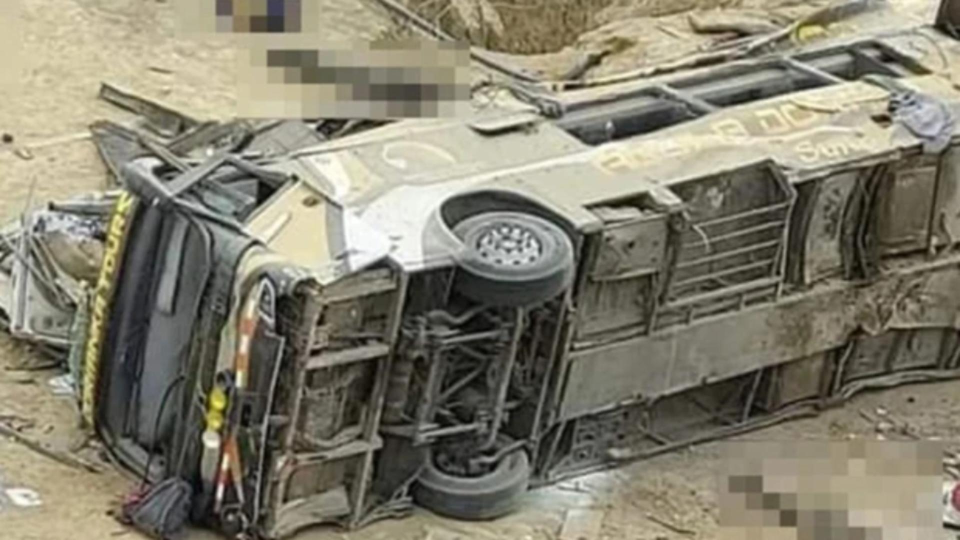 Accident teribil în Peru - Cel puțin 24 de oameni au murit în chinuri cumplite după ce un autocar a căzut de pe o stâncă - FOTO