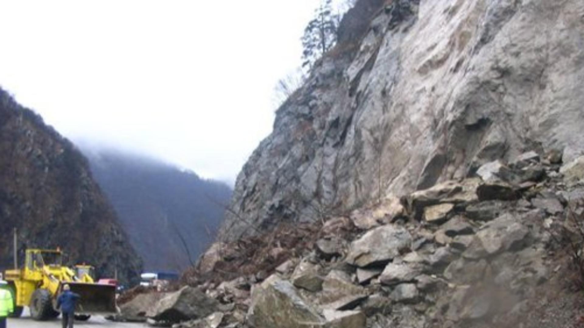 Alertă: Drum național blocat total după căderea de stînci și pietre între județele Mehedinți și Caraș-Severin - FOTO 