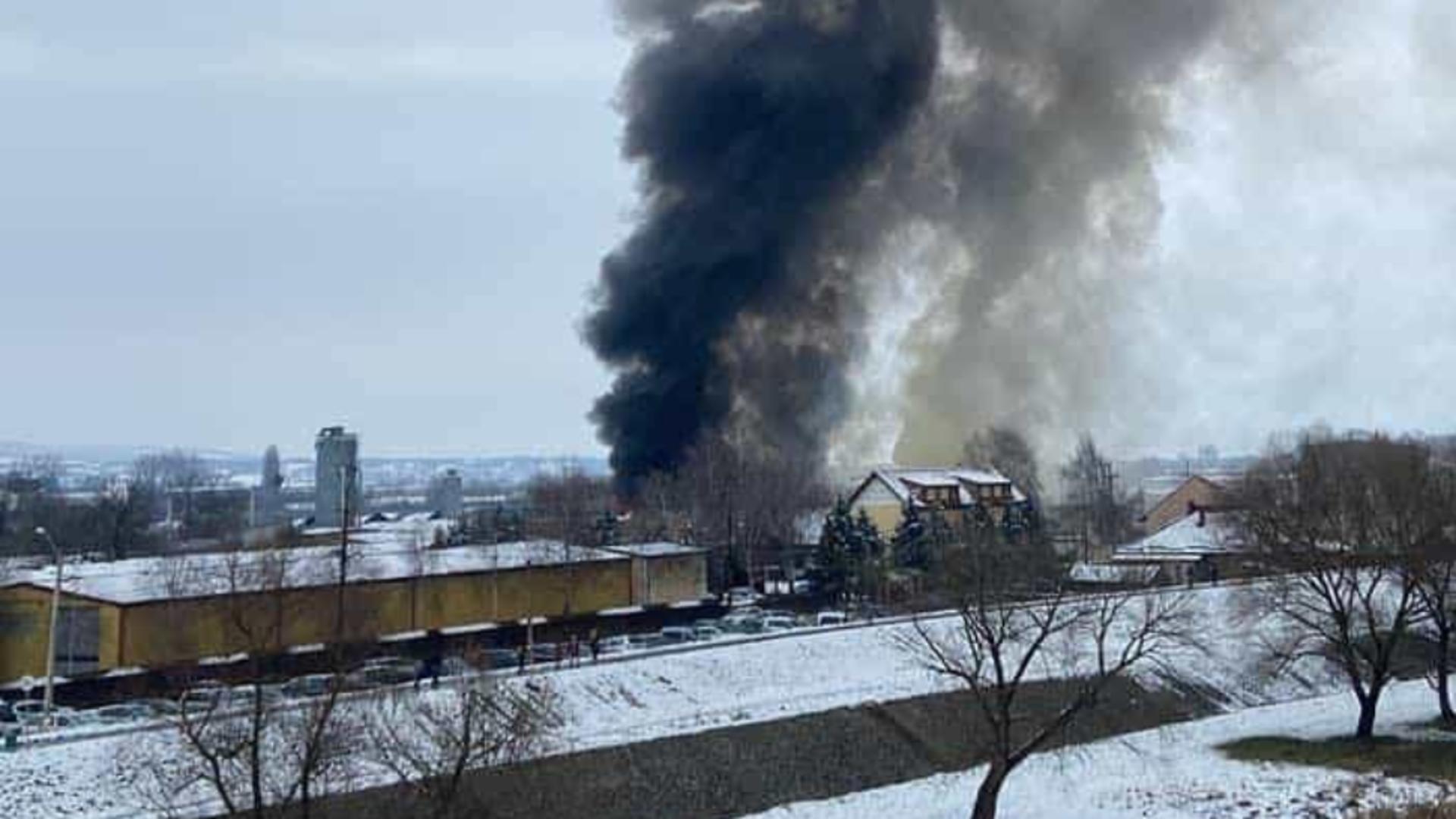 Incendiu devastator în Mureș, cu degajare de fum dens, la un depozit de mașini și îngrășăminte - 1.000 de metri pătrați, în flăcări