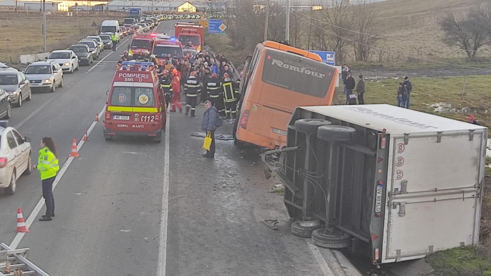 Autocar cu 52 de oameni răsturnat la Jucu, Cluj. Foto/ISU