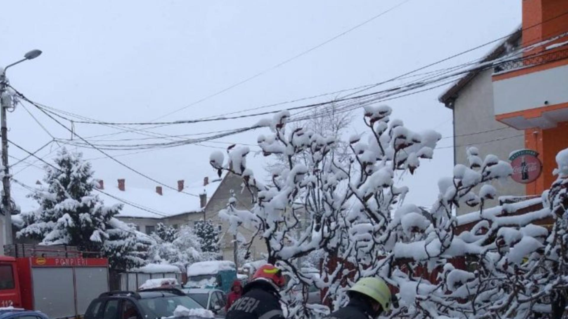 Ninsorile fac ravagii în Dâmbovița: Aproape 2.000 de familii din mai multe localități stau în frig și întuneric
