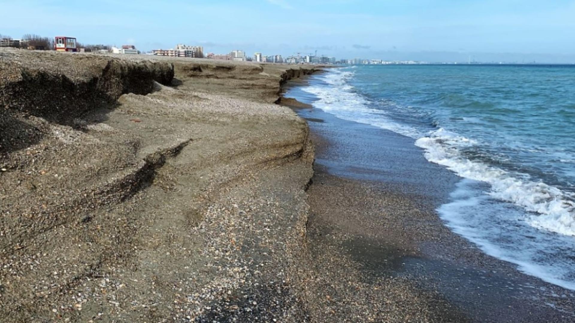 Alertă maximă la mare: Plaja lărgită din Mamaia, înghițită de valuri uriașe - Cum va arăta la vară