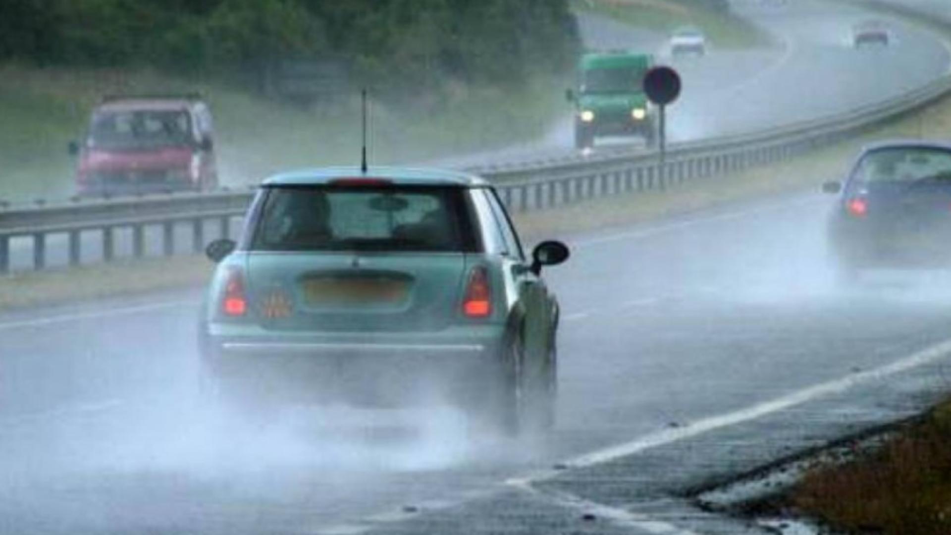 Atenție, șoferi - Circulație în condiții de ploaie în toată țara: carosabil umed, alunecos - Porturile de la Marea Neagră, închise