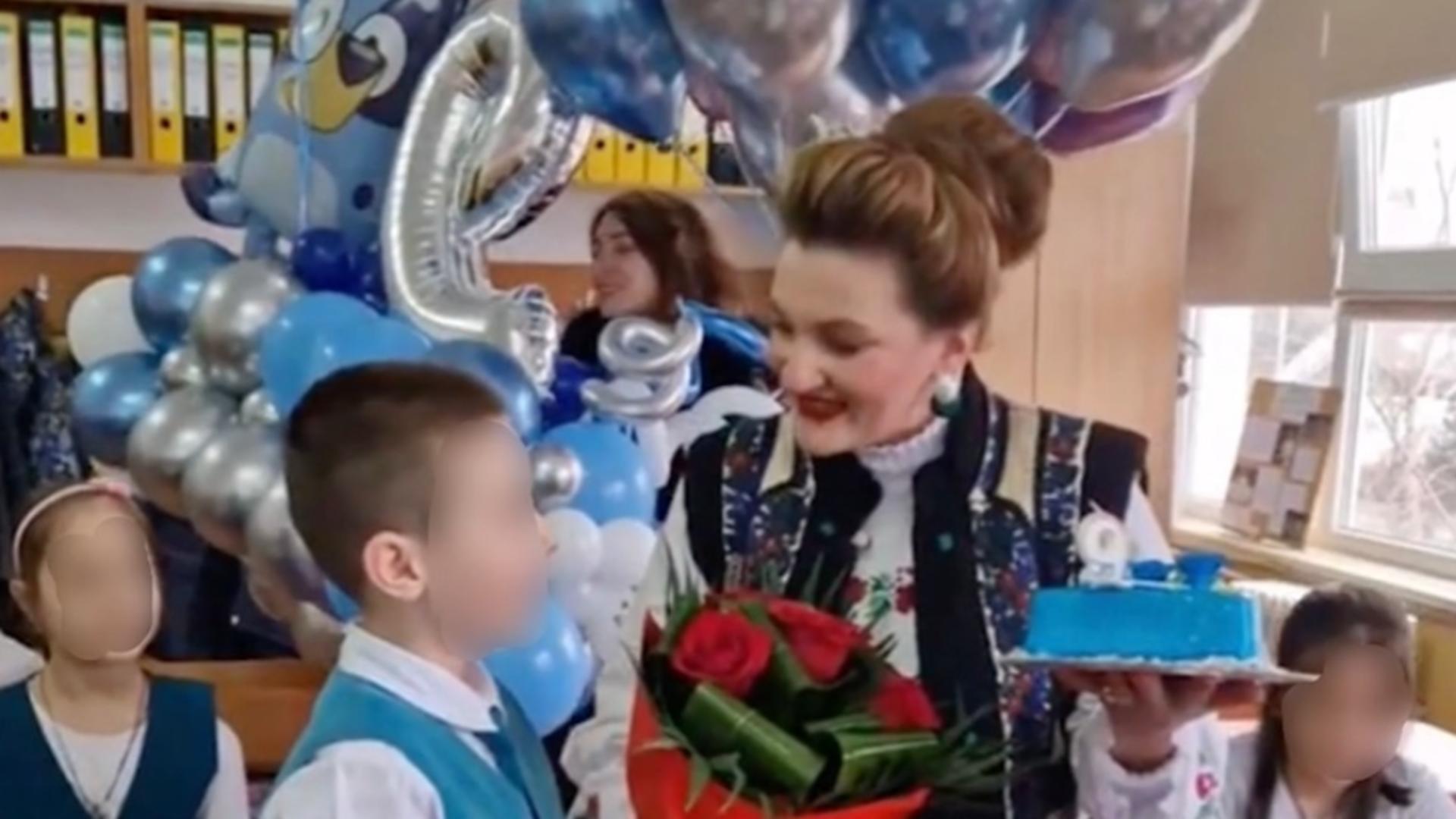 Un elev și-a sărbătorit ziua de naștere în sala de curs cu șampanie și muzică populară