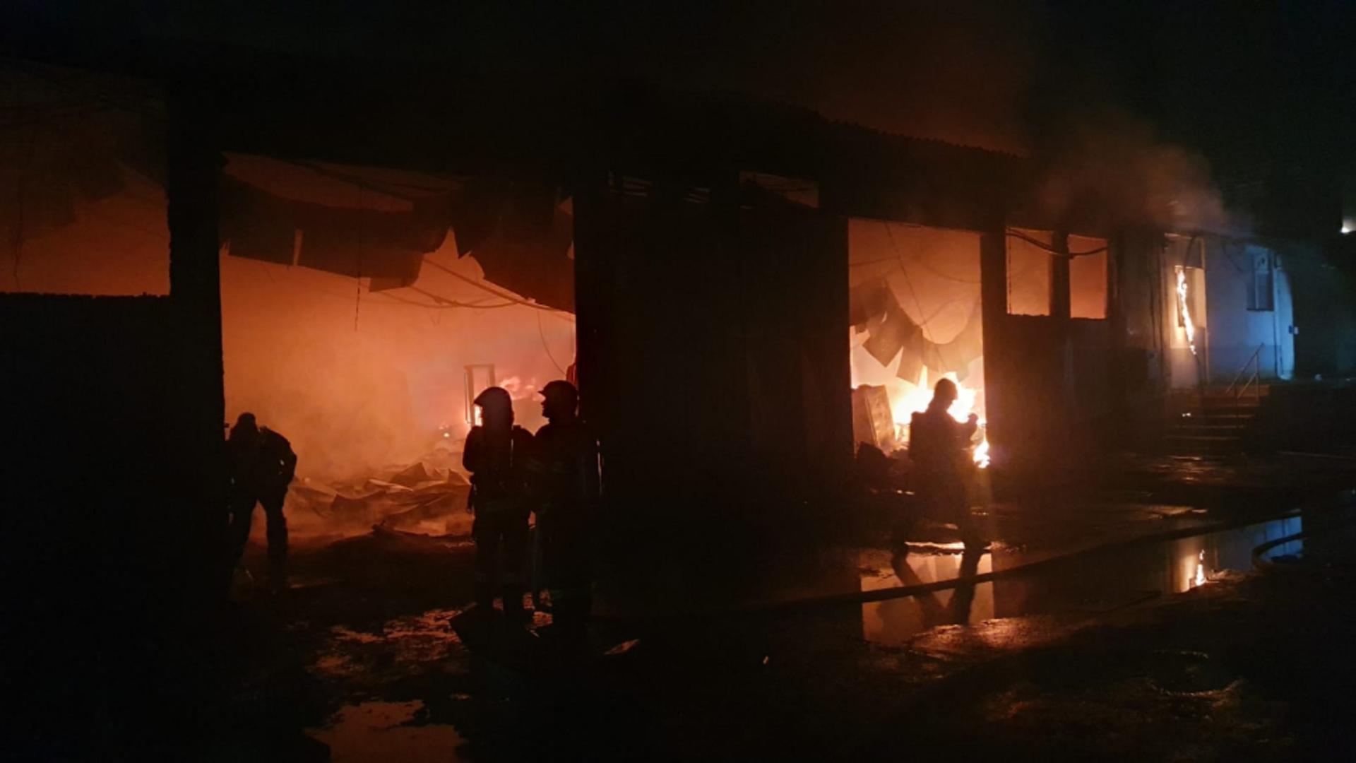 Umn depozit de mase palstice din București a luat foc. Foto/ISU