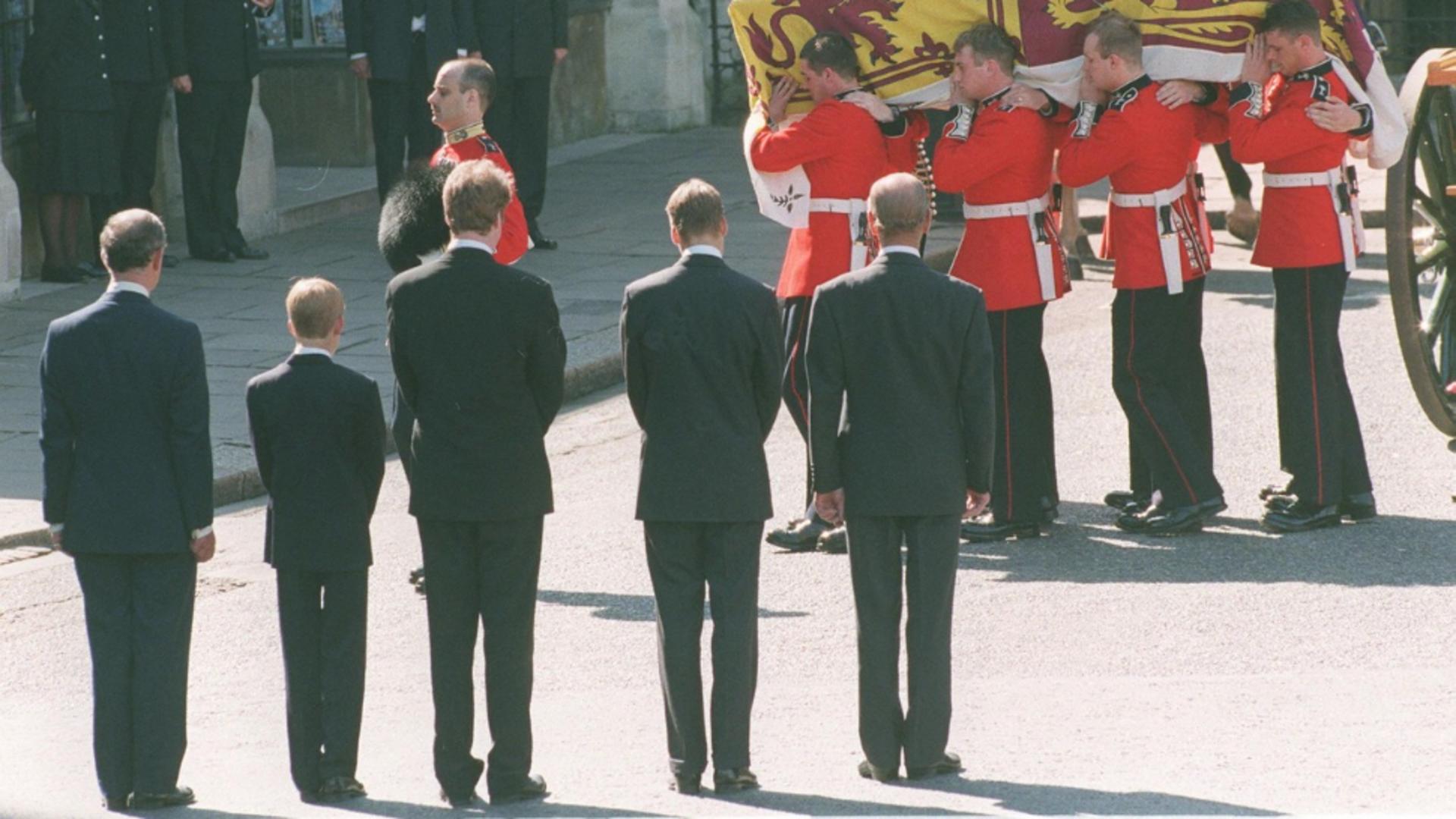 Prințul Harry (cel mai scund în imagine) la înmormântarea Prințesei Diana (1997 - Profimedia)