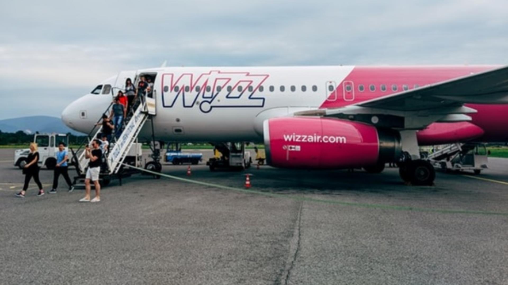 40 de pasageri WizzAir au rămas pe aeroportul Brașov. Motiv halucinant, n-au mai avut loc în avion!