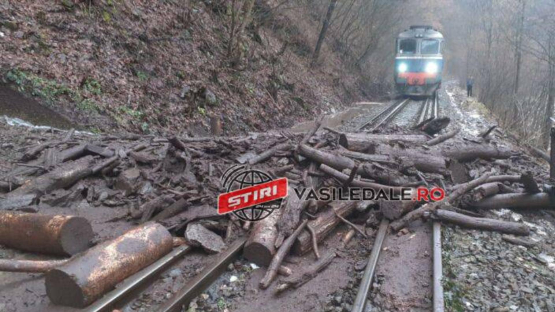 Trenuri cu călători, blocate în județul Mamarureș, din cauza aluviunilor 