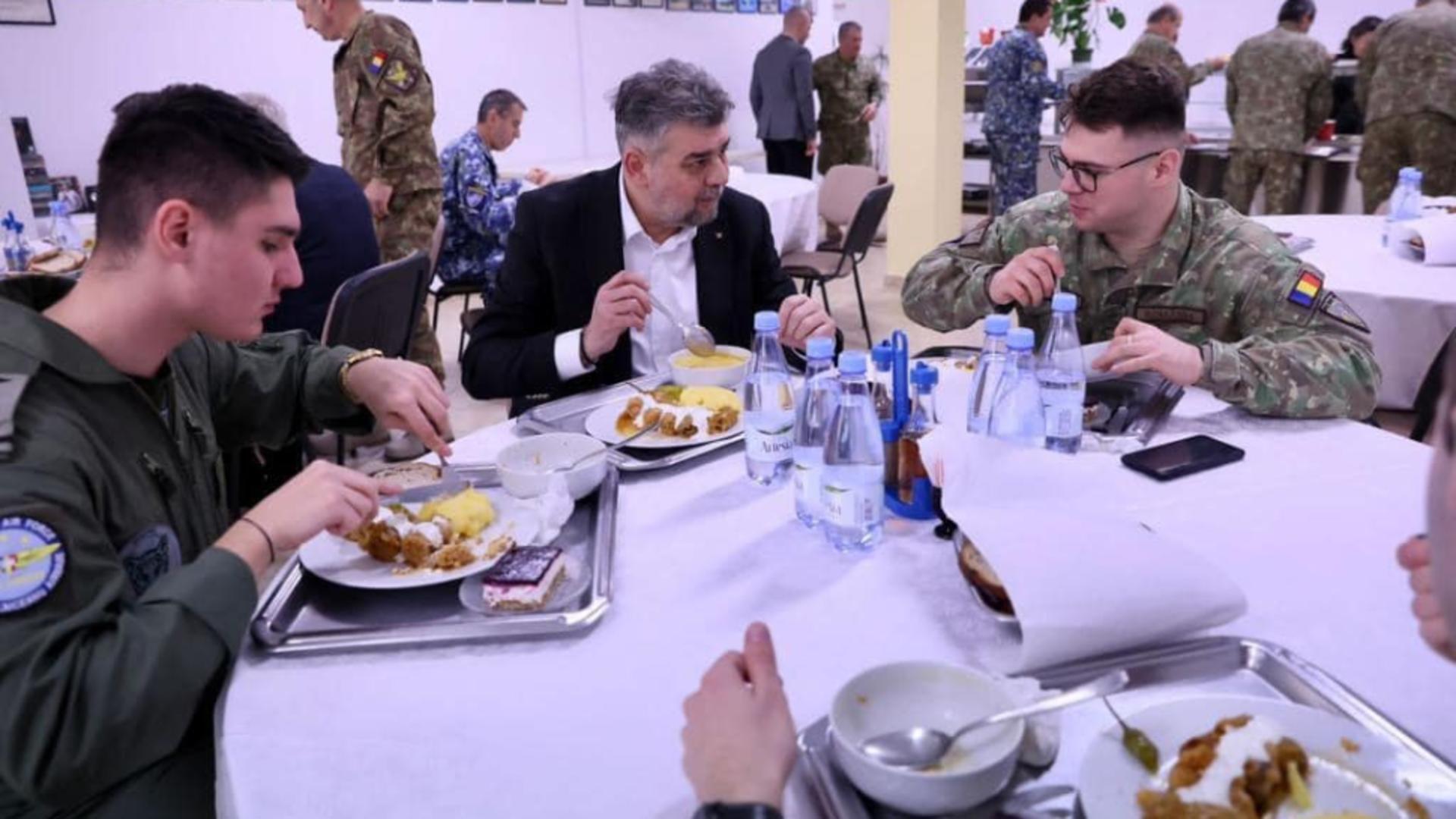 Marcel Ciolacu, la masă cu militarii de la Baza 57 Aeriană ”Mihail Kogălniceanu”: Nu vom accepta niciodată invadarea unui stat suveran