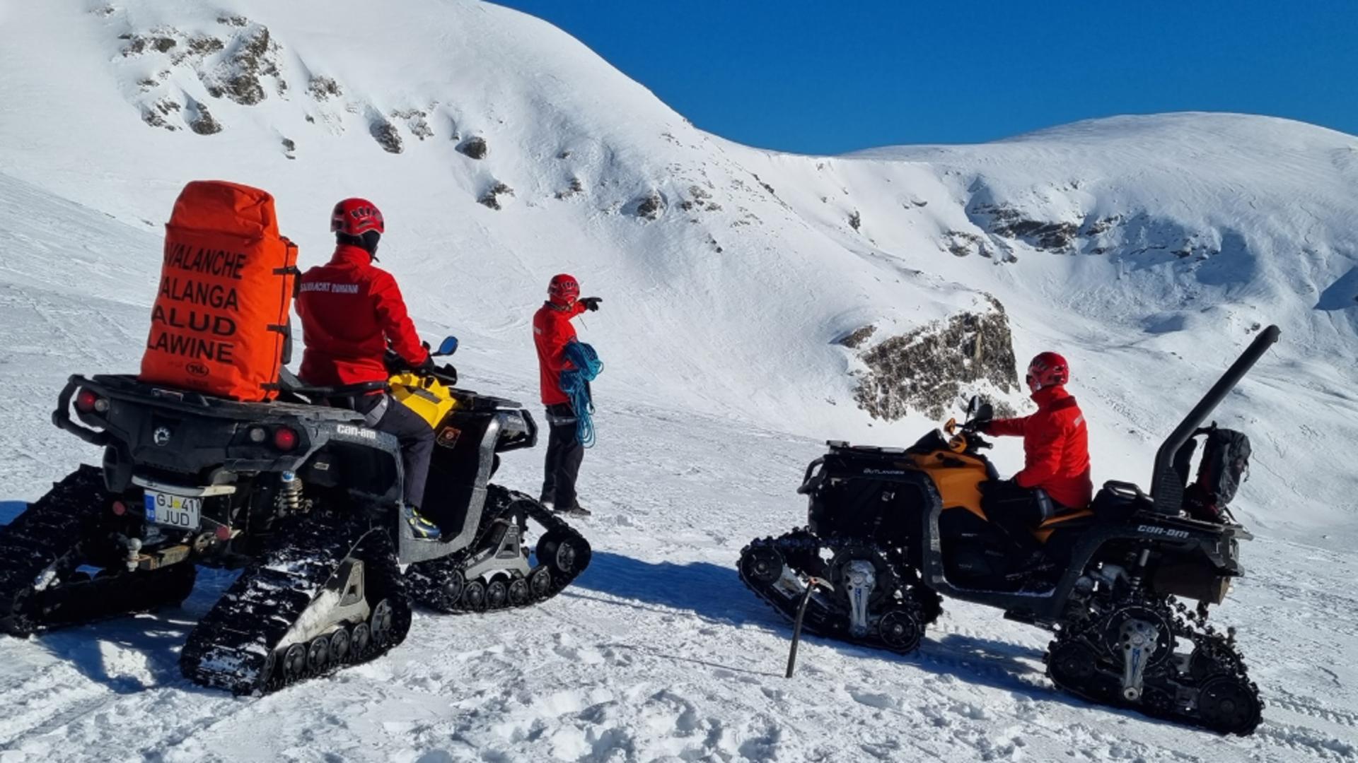 Tragedie în munții Rodnei - Cel puțin un turist străin și-a pierdut viața într-o avalanșă, iar alți 2 sunt răniți