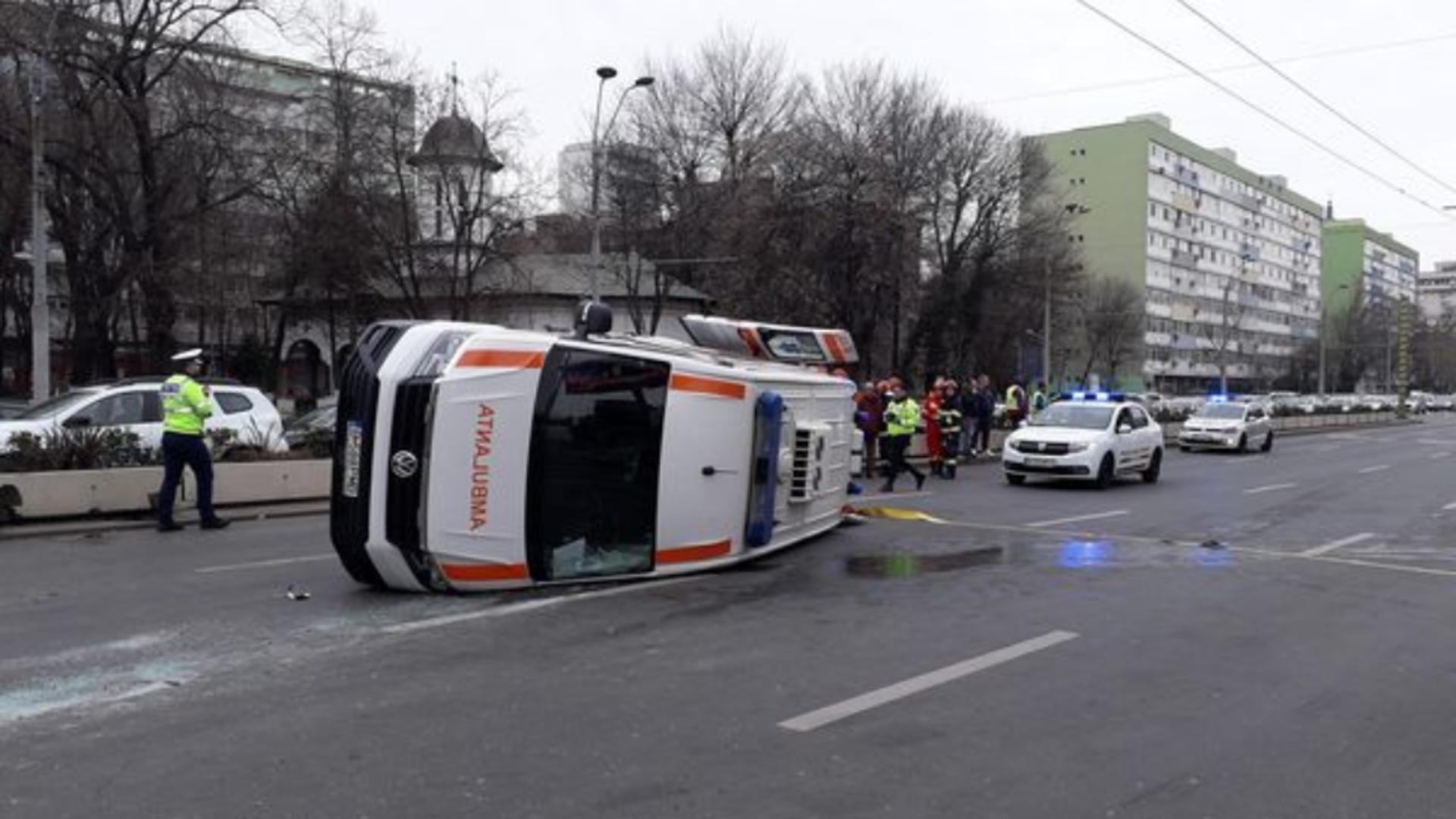 Accident grav în centrul Capitalei: O ambulanță s-a răsturnat după un impact violent - TRAFIC oprit, mobilizare masivă - FOTO&VIDEO