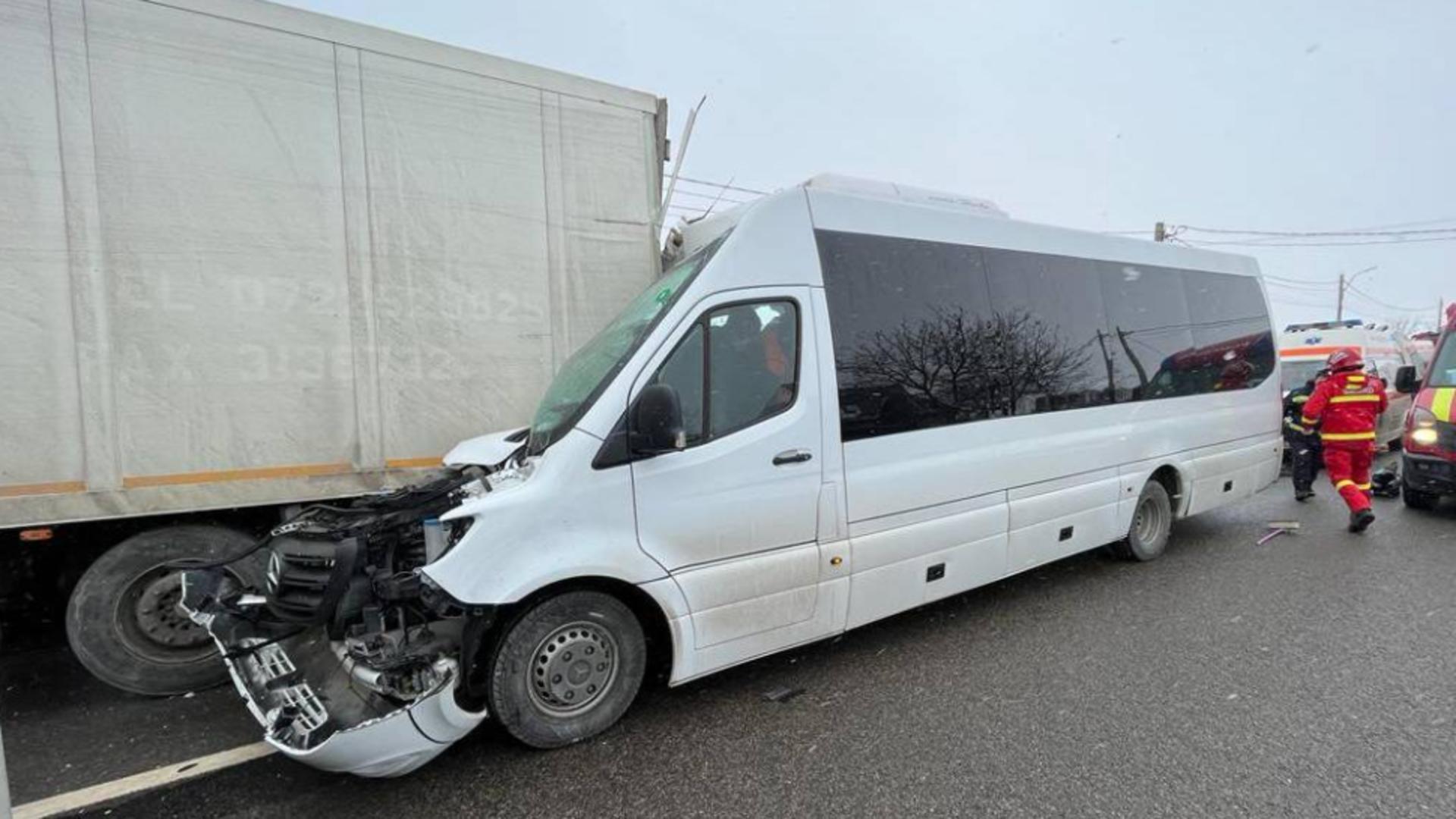 Un microbuz și un TIR, ciocnire violentă în județul Bacău: 13 victime - Mai multe persoane au ajuns la spital