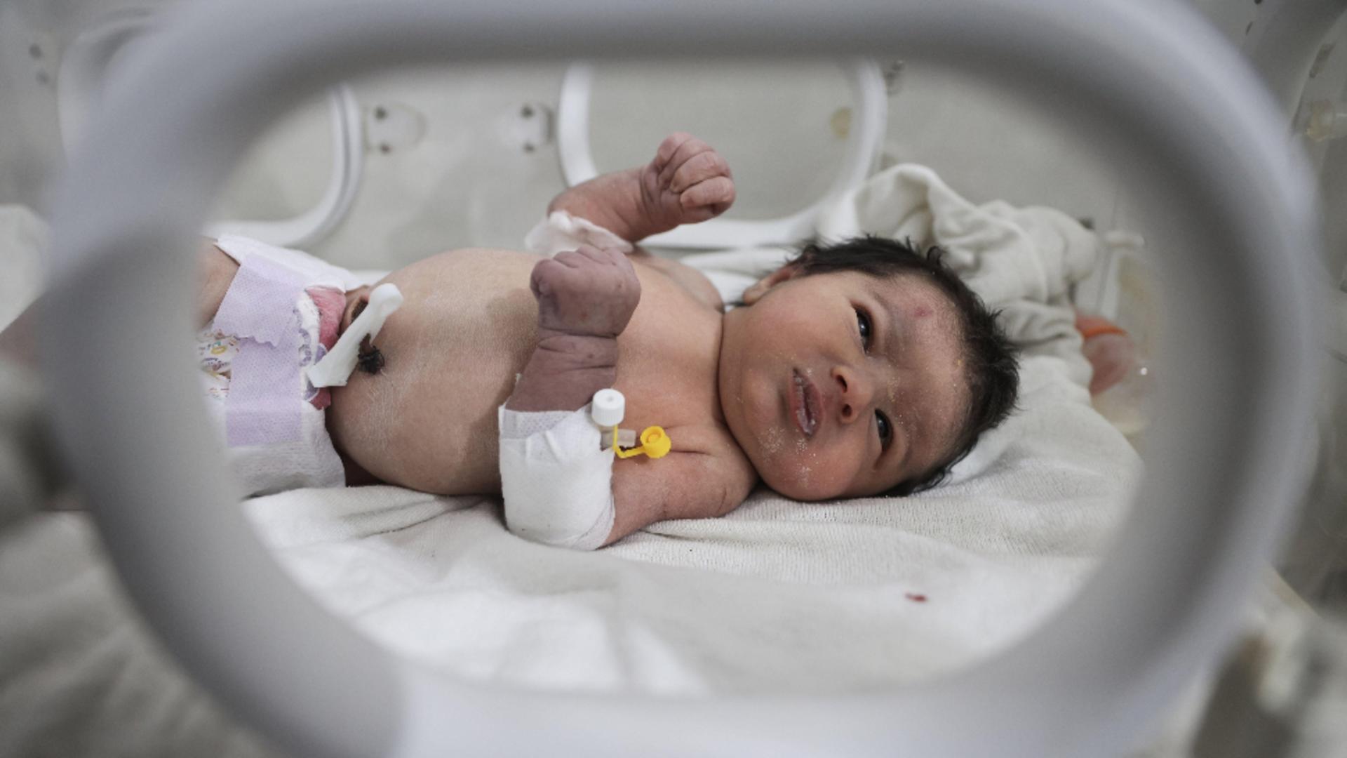 Cutremur Siria. Aya, bebelușul slavat din dărâmături, rămas orfan, mutat într-un loc secret ca să nu fie răpit