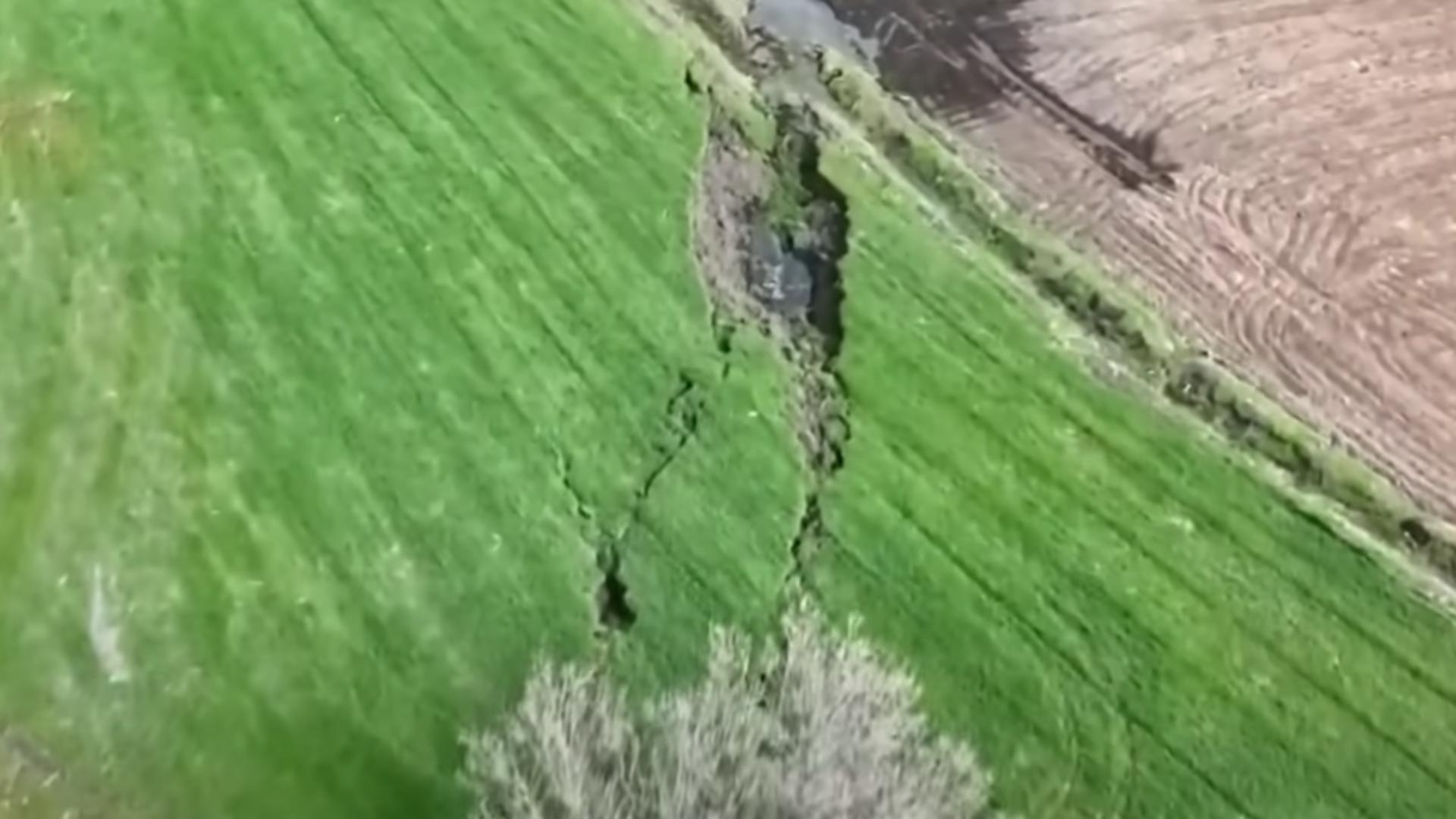 Falia provocată de cutremur (captură video The Guardian)