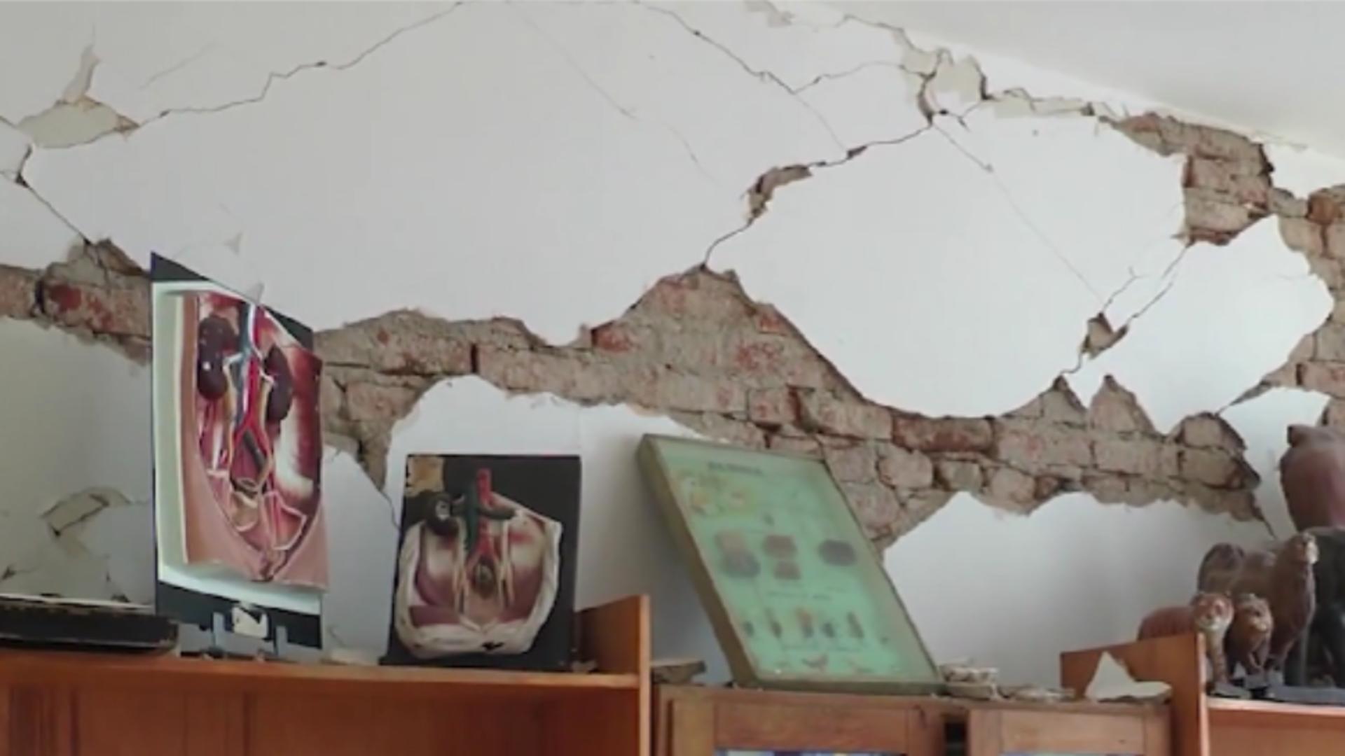Perete școală afectat de cutremur/ Captură video