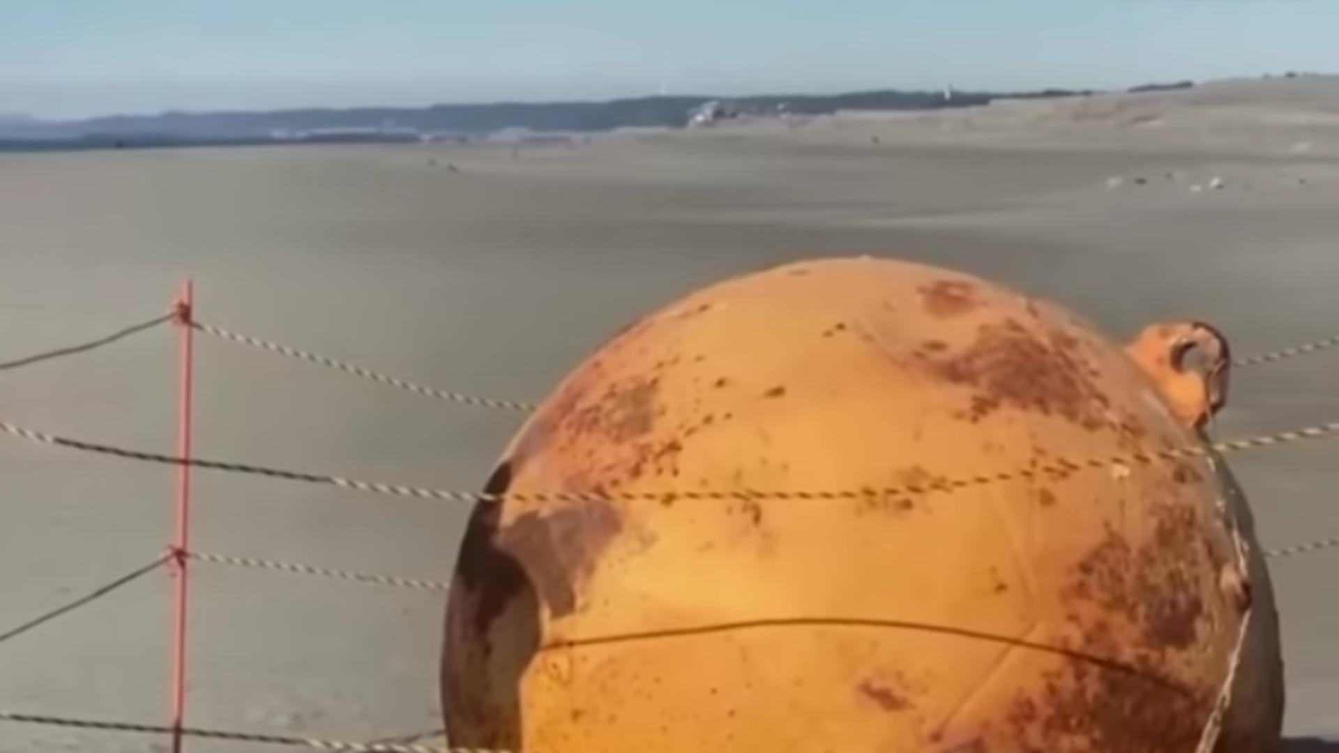 Minge gigantică de metal plajă din Japonia / Captură Youtube