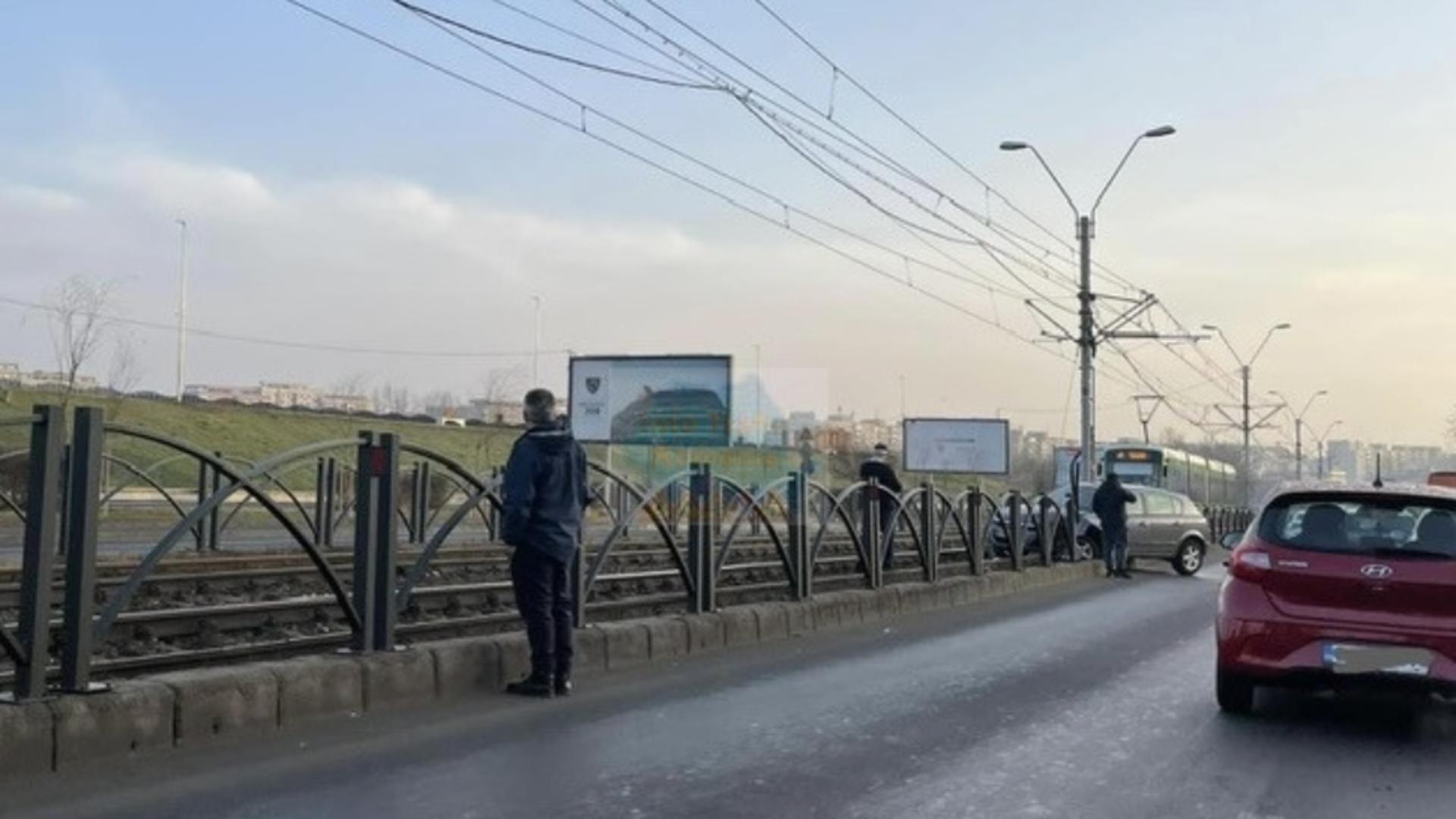 Accident rutier în Capitală: Trafic suspendat pe Șos. Virtuții - O mașină a rămas suspendată pe linia tramvaiului 41