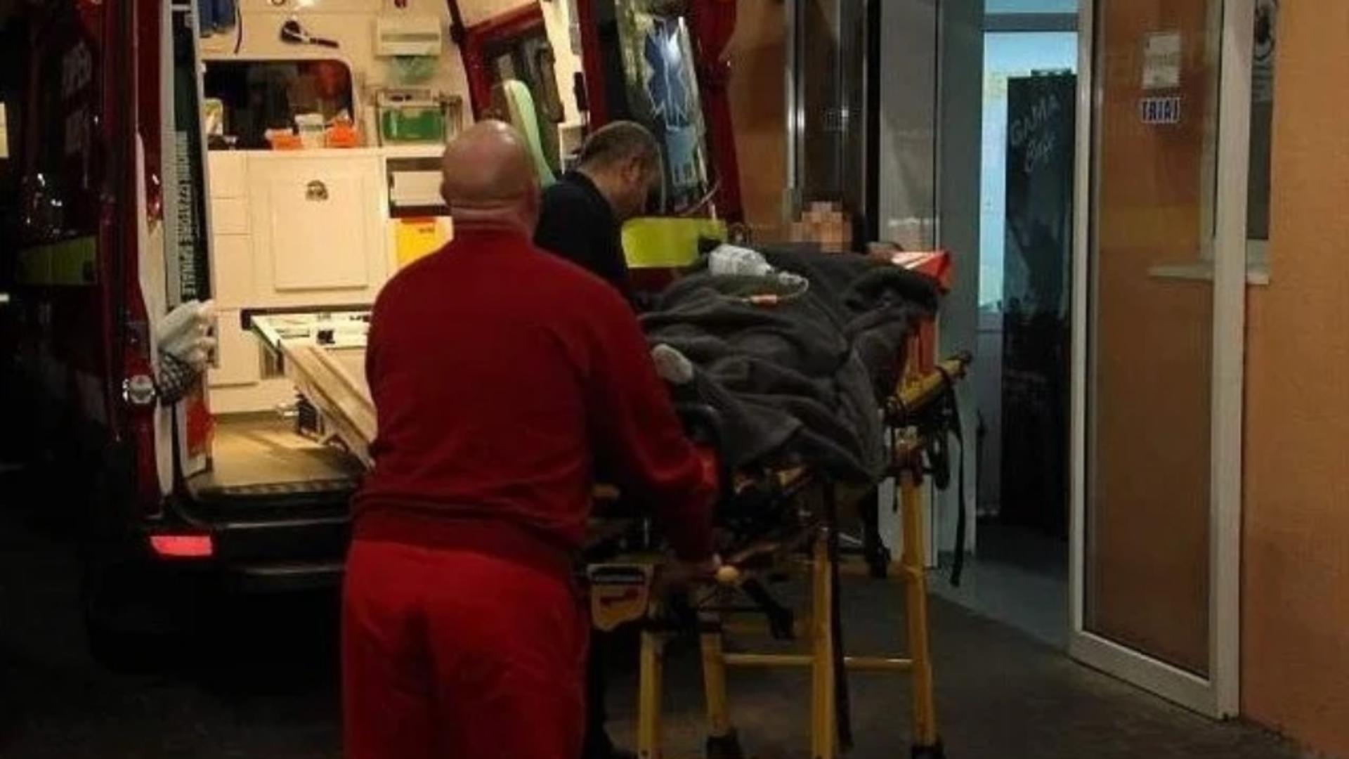 Certărețul, preluat de medicii de la ambulanță. Foto: newsbucovina.ro  
