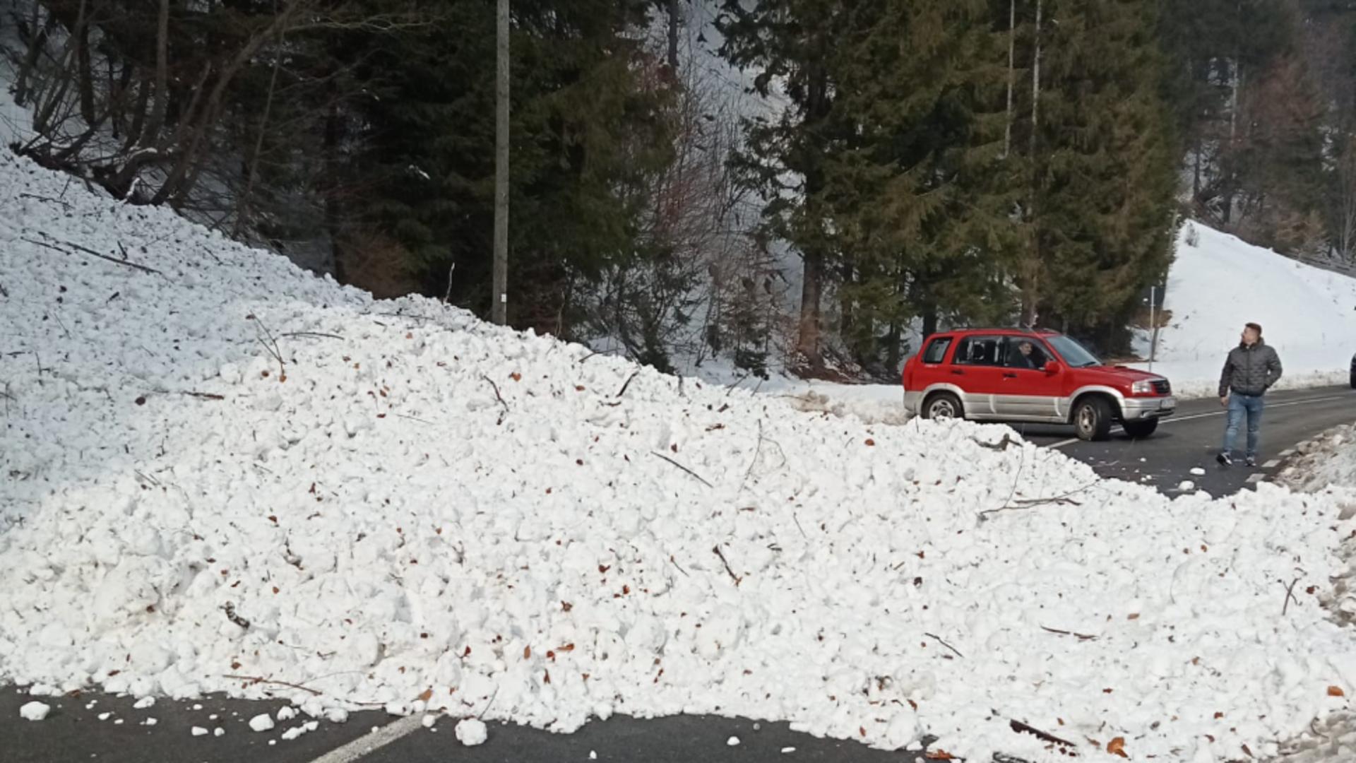 Val de avalanșe pe drumul dintre Rodna și Valea Vinului! Mașini blocate, CJSU a intervenit cu două utilaje
