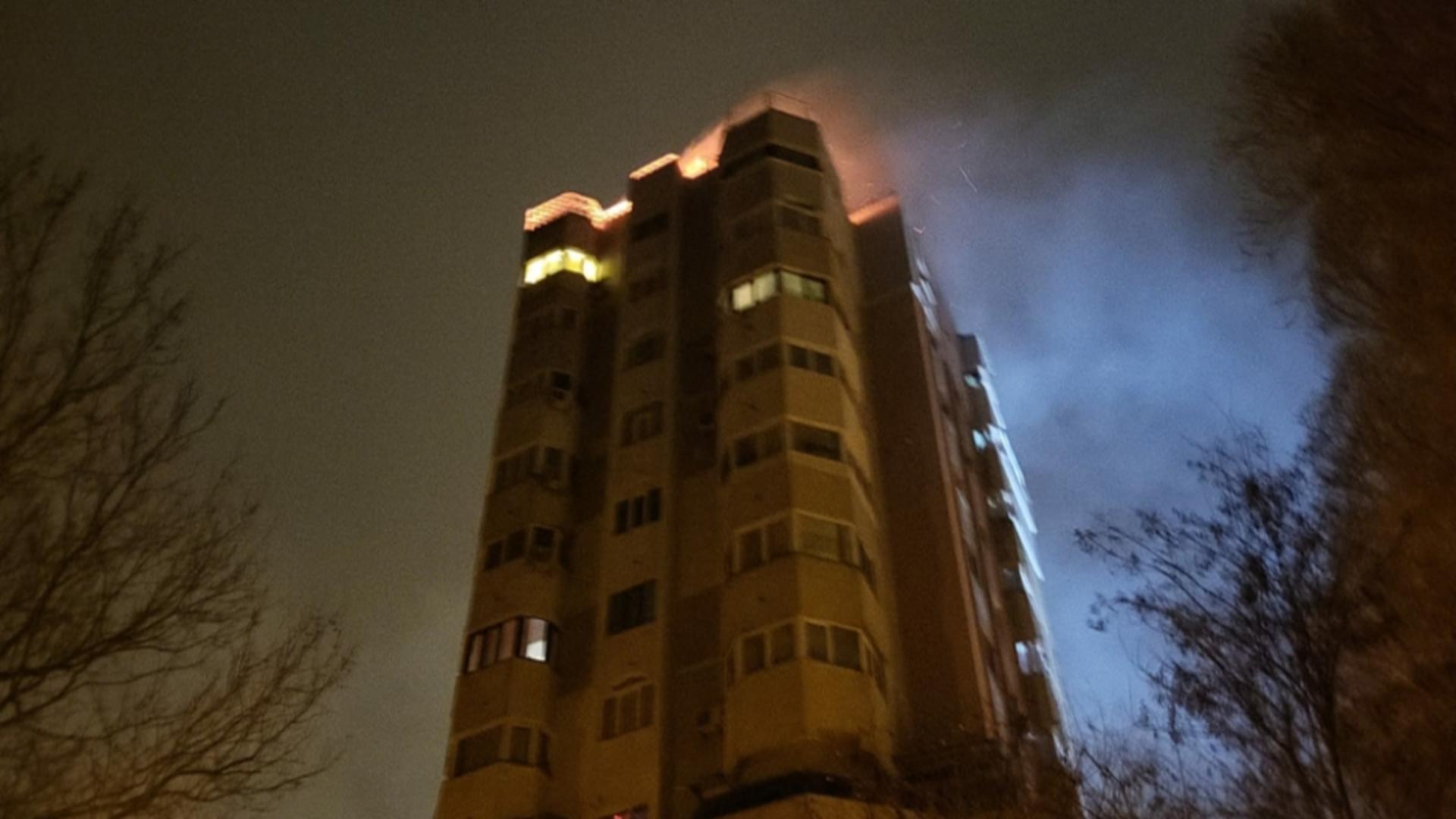 Un incendiu violent a mistuit mansarda unui bloc din Constanța. Foto: Realitatea de Constanța