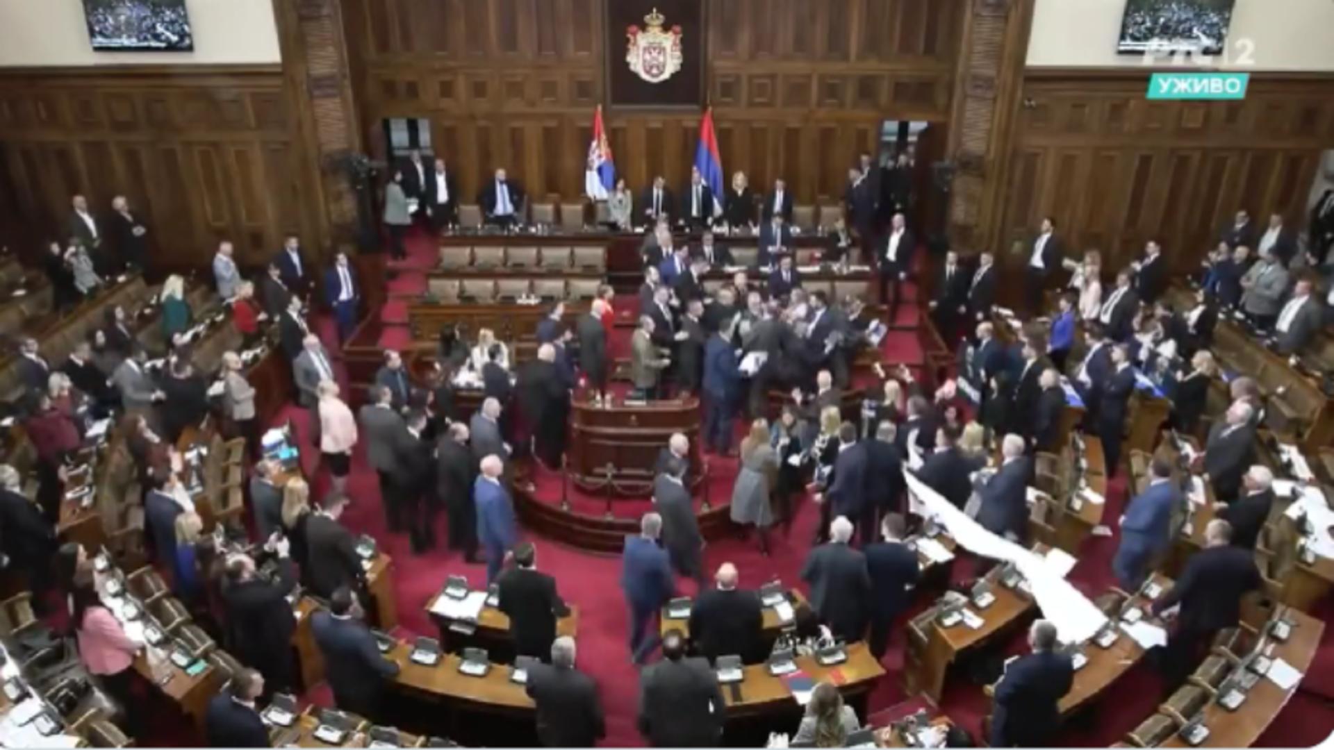 Conflict în Parlamentul Serbiei pe tema Kosovo. Foto: Twitter