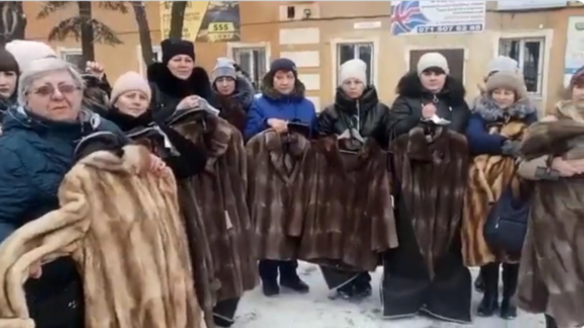 Soțiile soldaților rusi căzuți în Ucraina au fost recompensate cu hăini de blană furate. Foto: Twitter