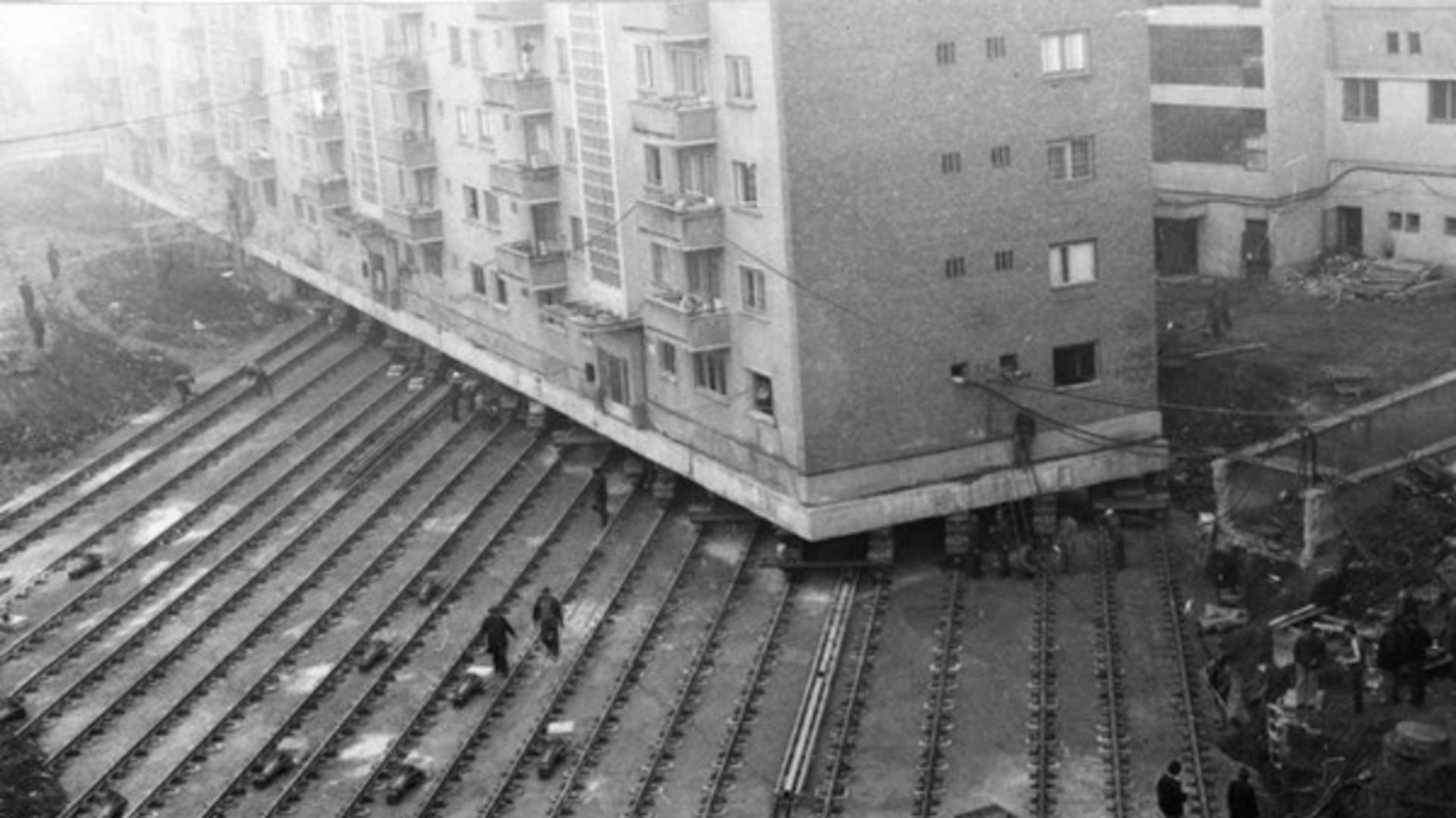 Bloc mutat hidraulic la Alba Iulia (1988 - Agerpres)