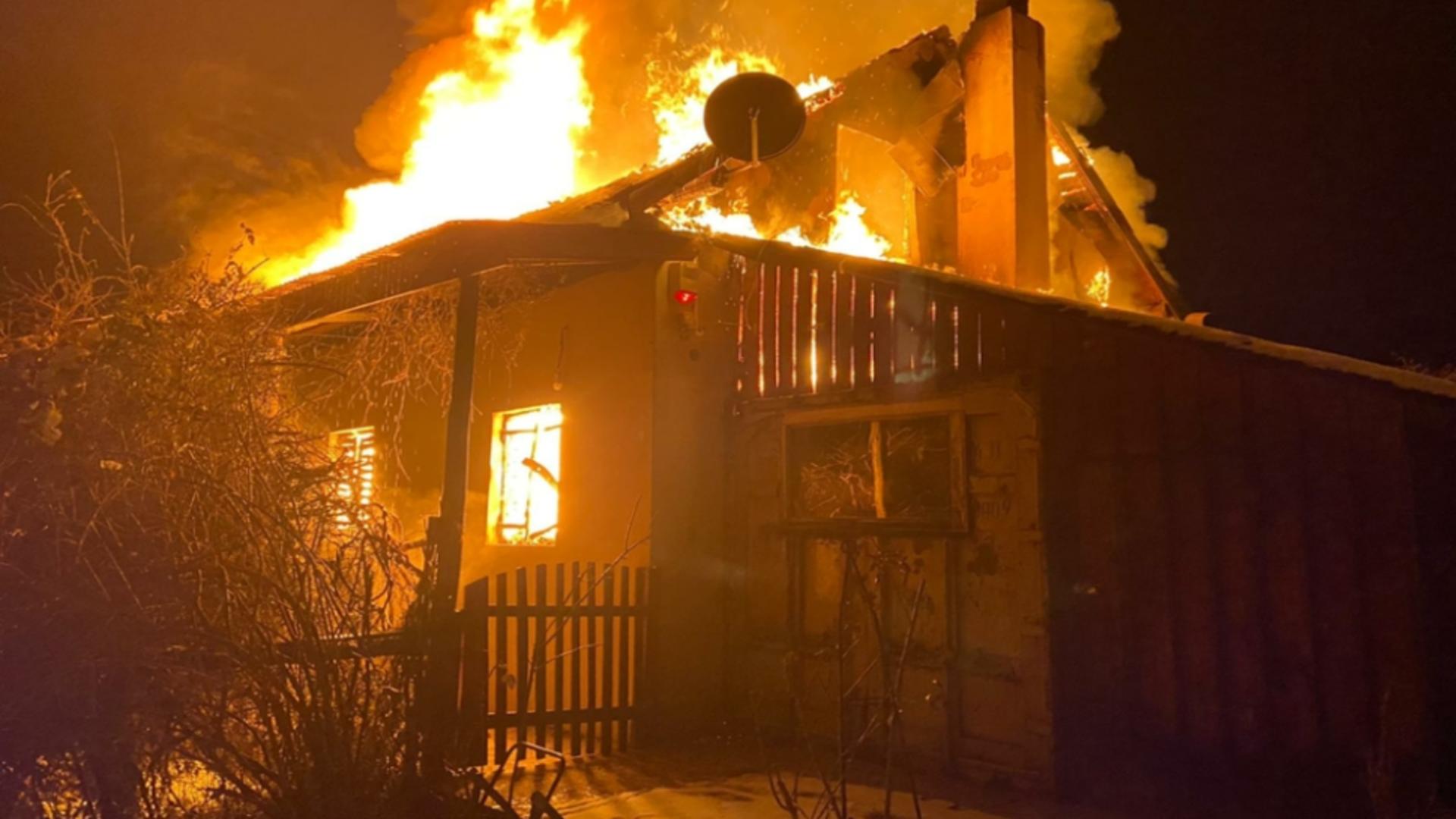 Cabană făcută scrum în Suceagu! Pompierii s-au luptat mai bine de două ore cu flăcările (FOTO)