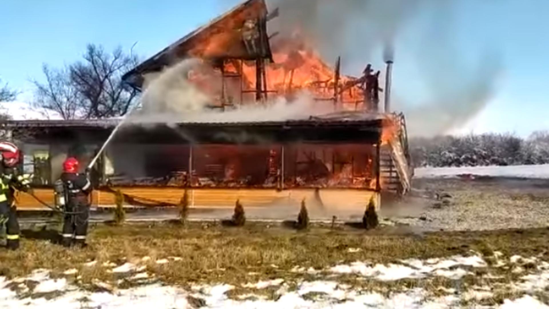 O cabană a ars din temelii. Foto: ISU Hunedoara