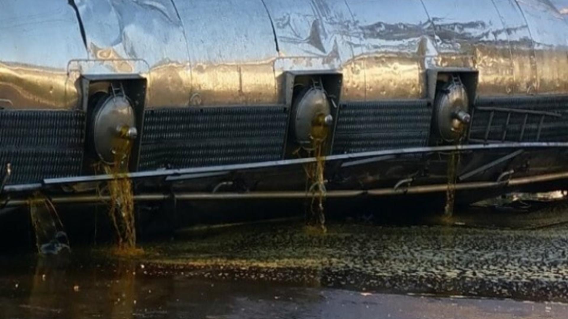 O cisternă cu ulei s-a răsturnat pe DJ 101G. Foto: Realitatea de Prahova