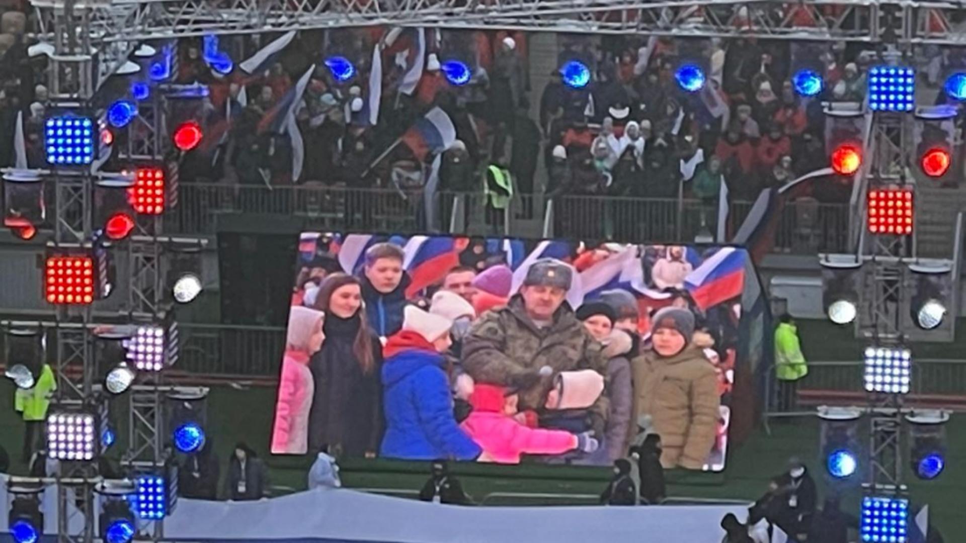 Grup de copii ucraineni și „salvatorul” rus. Foto/Captură video