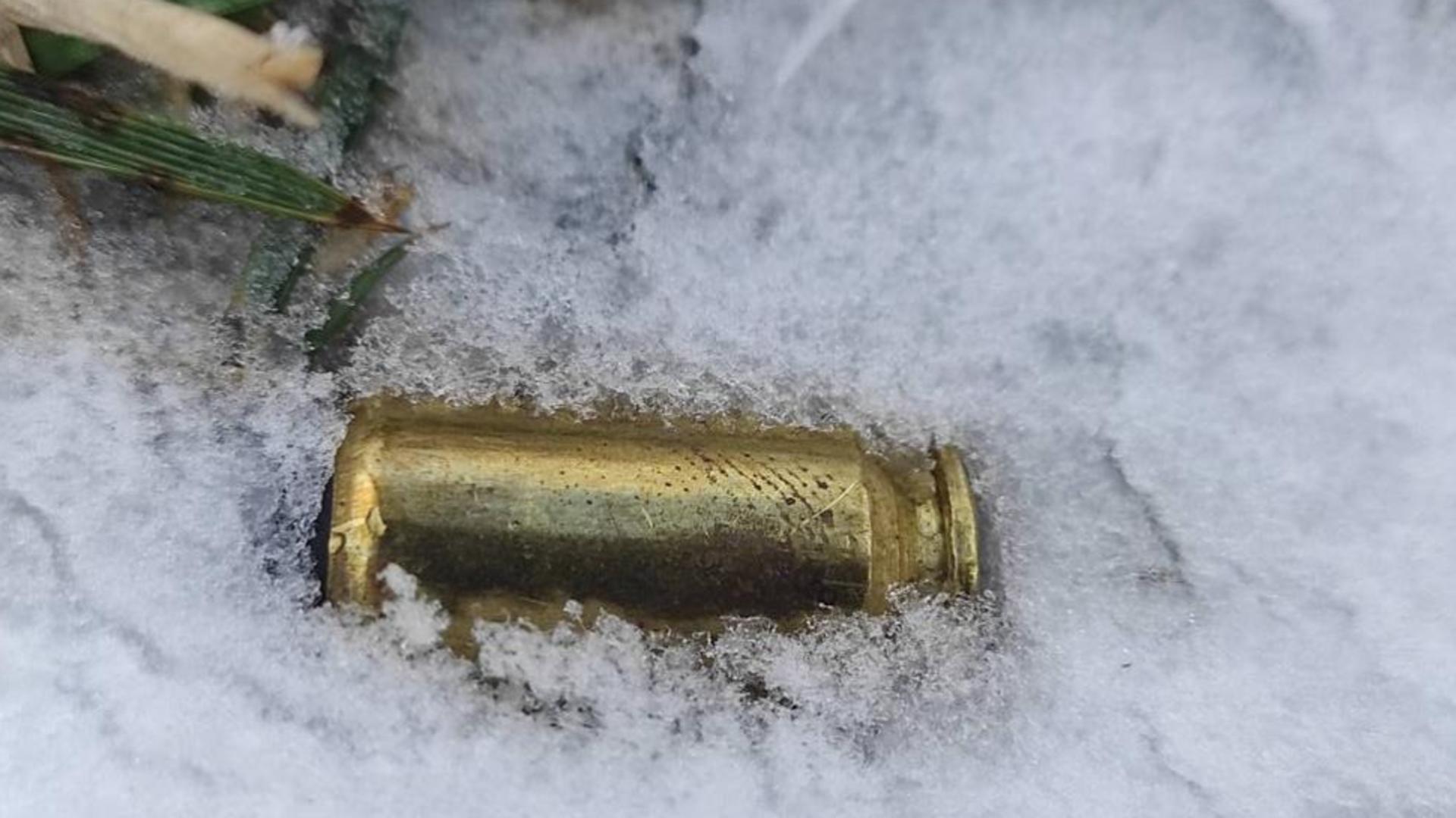 Cartusul tras de atacator, găsit în zăpadă. Foto: S.O.S România