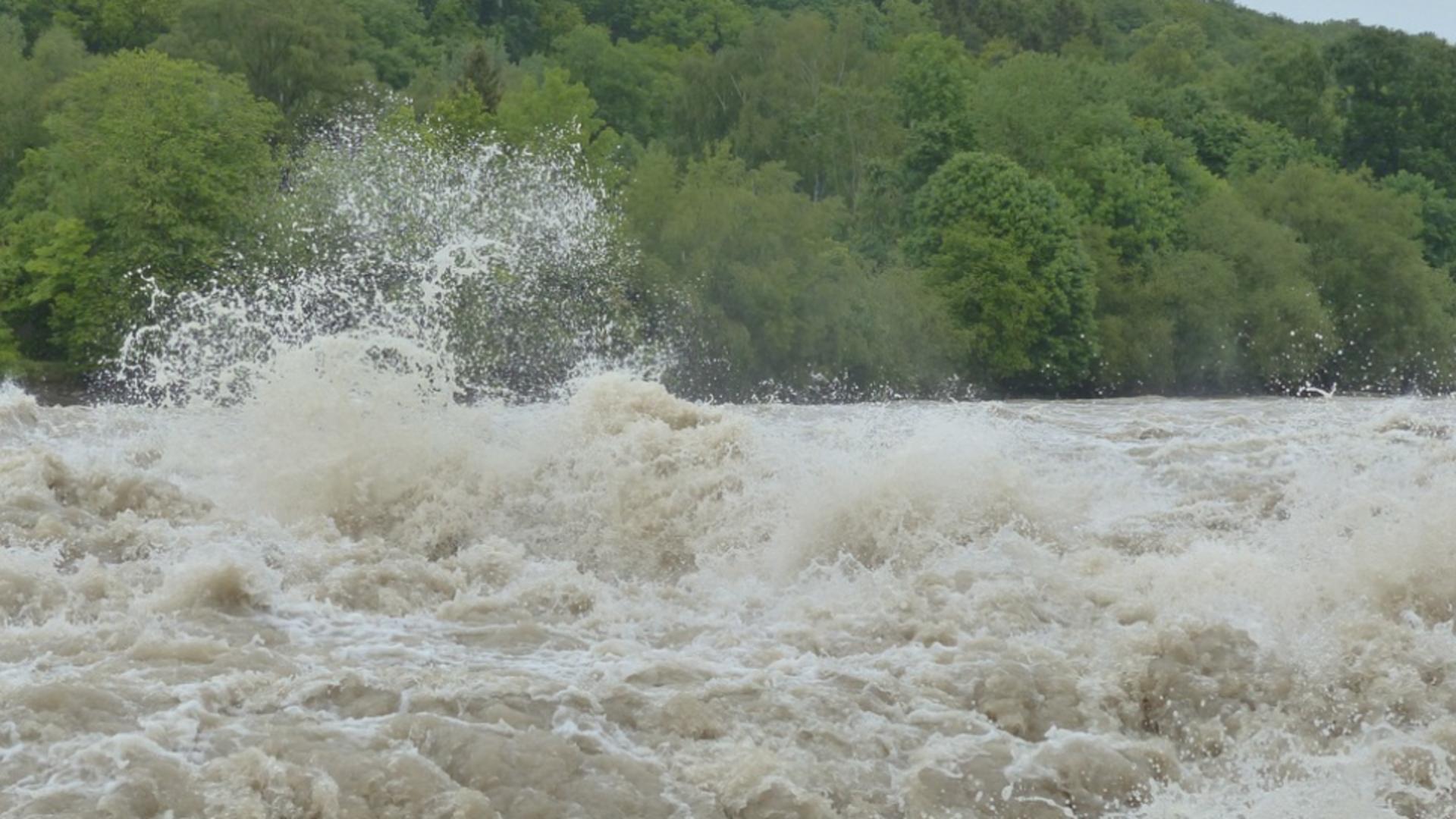 Inundațiile din țară: tânăr găsit mort în apele râului Vișeu. Un deal s-a prăbușit din cauza aluviunilor
