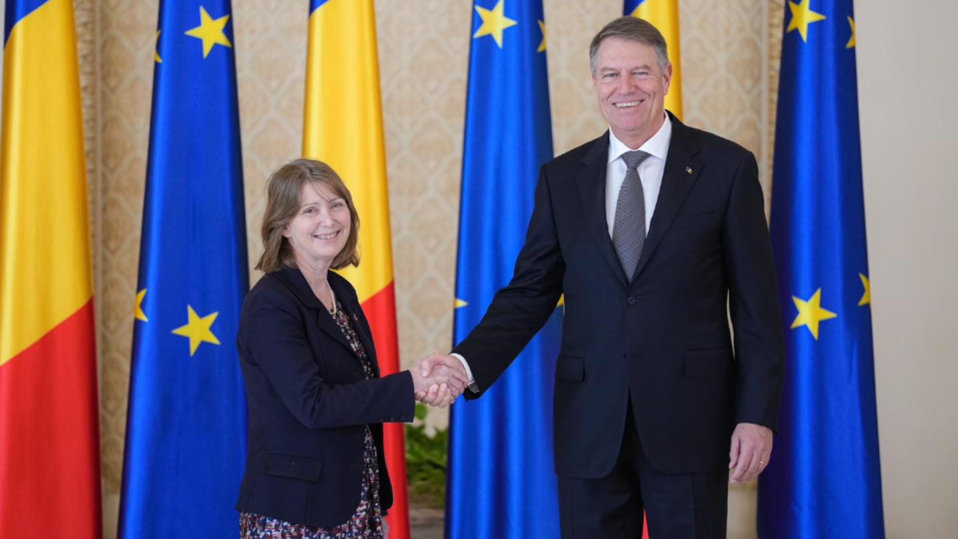 Kathleen Kavalec, Ambasadorul SUA în România și Klaus Iohannis. Foto/Ambasada sUA