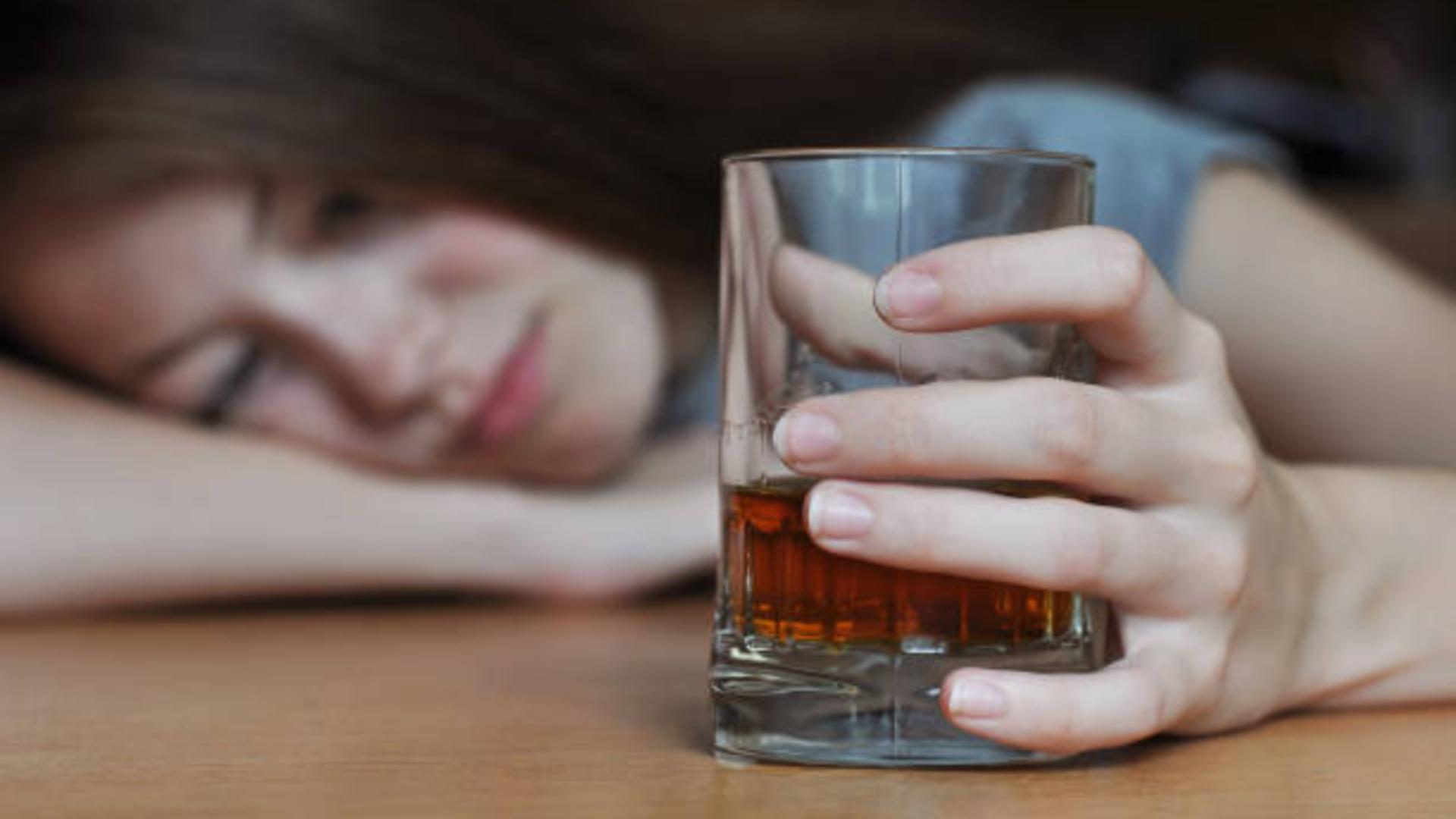 Consumul de alcool în cazul tinerilor scade dramatic glicemia: avertismentul medicilor