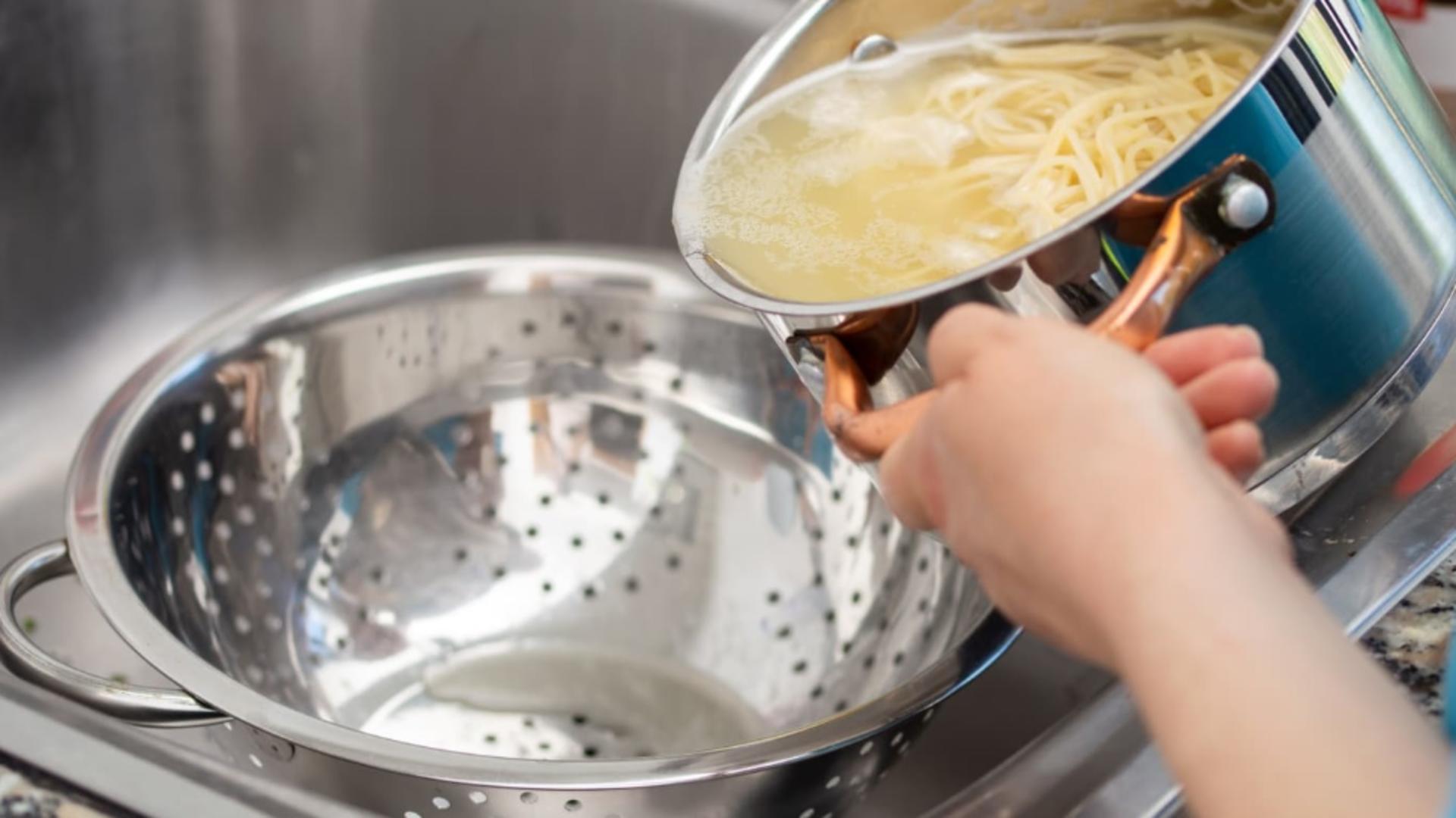 Ce se întamplă dacă arunci apa în care fierbi pastele în chiuvetă. Este cea mai mare greşeală!