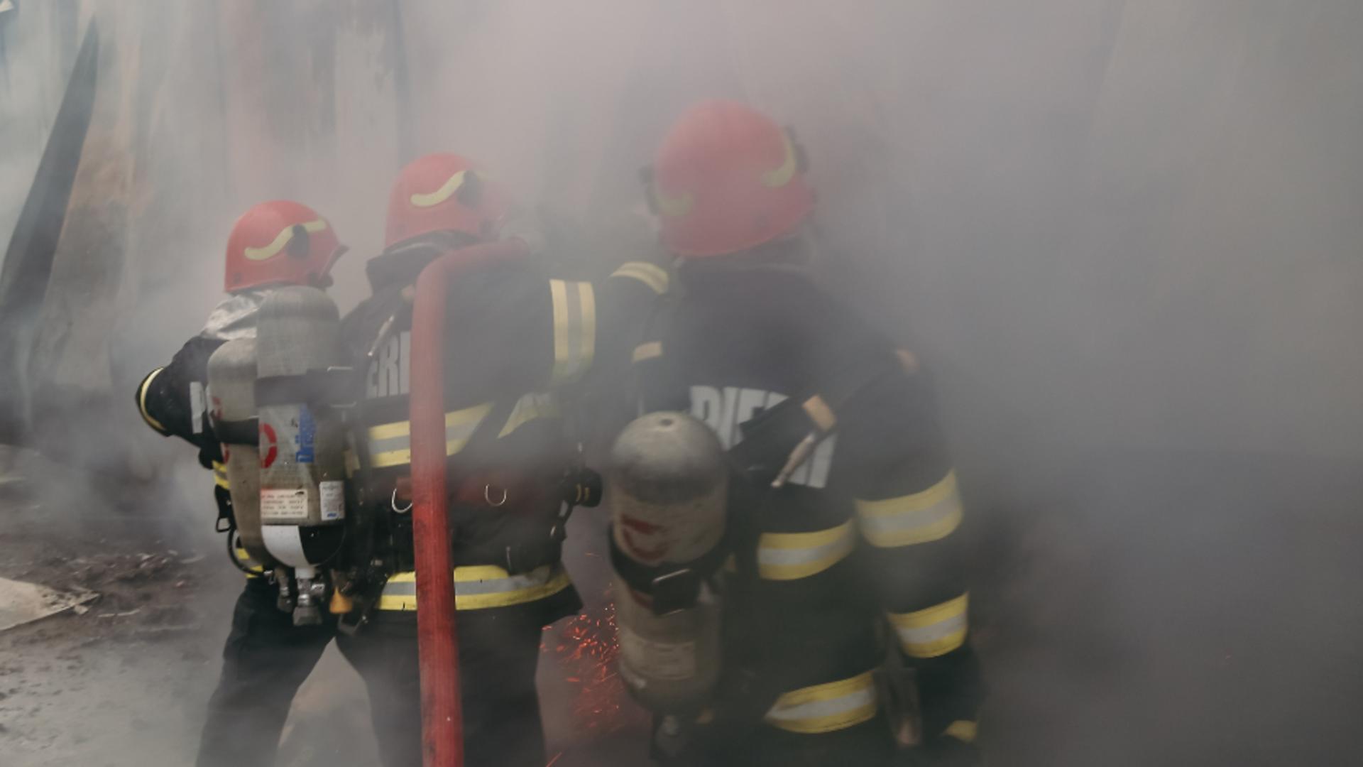 Incendiu masiv în Sectorul 5 din Capitală: A fost afectată o suprafaţă de peste 200 de metri pătraţi