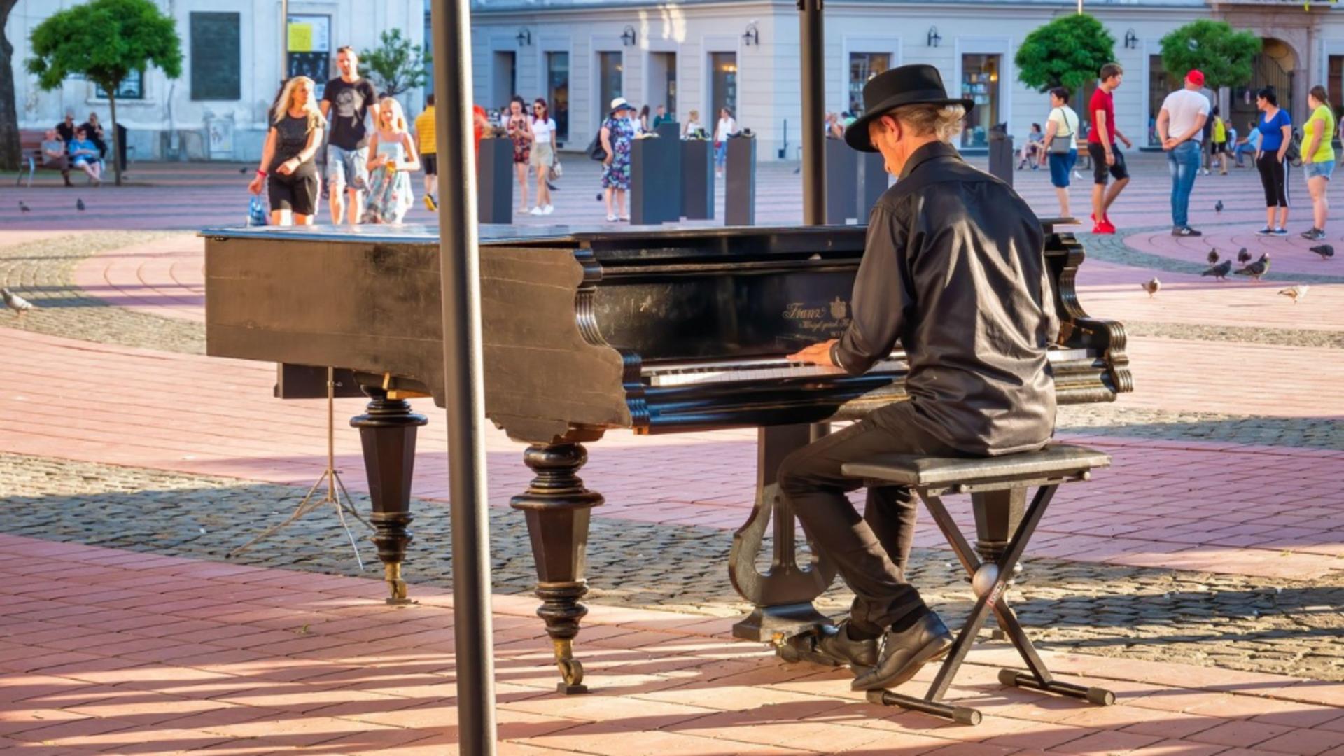 Muzician care cântă la pian în Piața Libertății din Timișoara/Profimedia