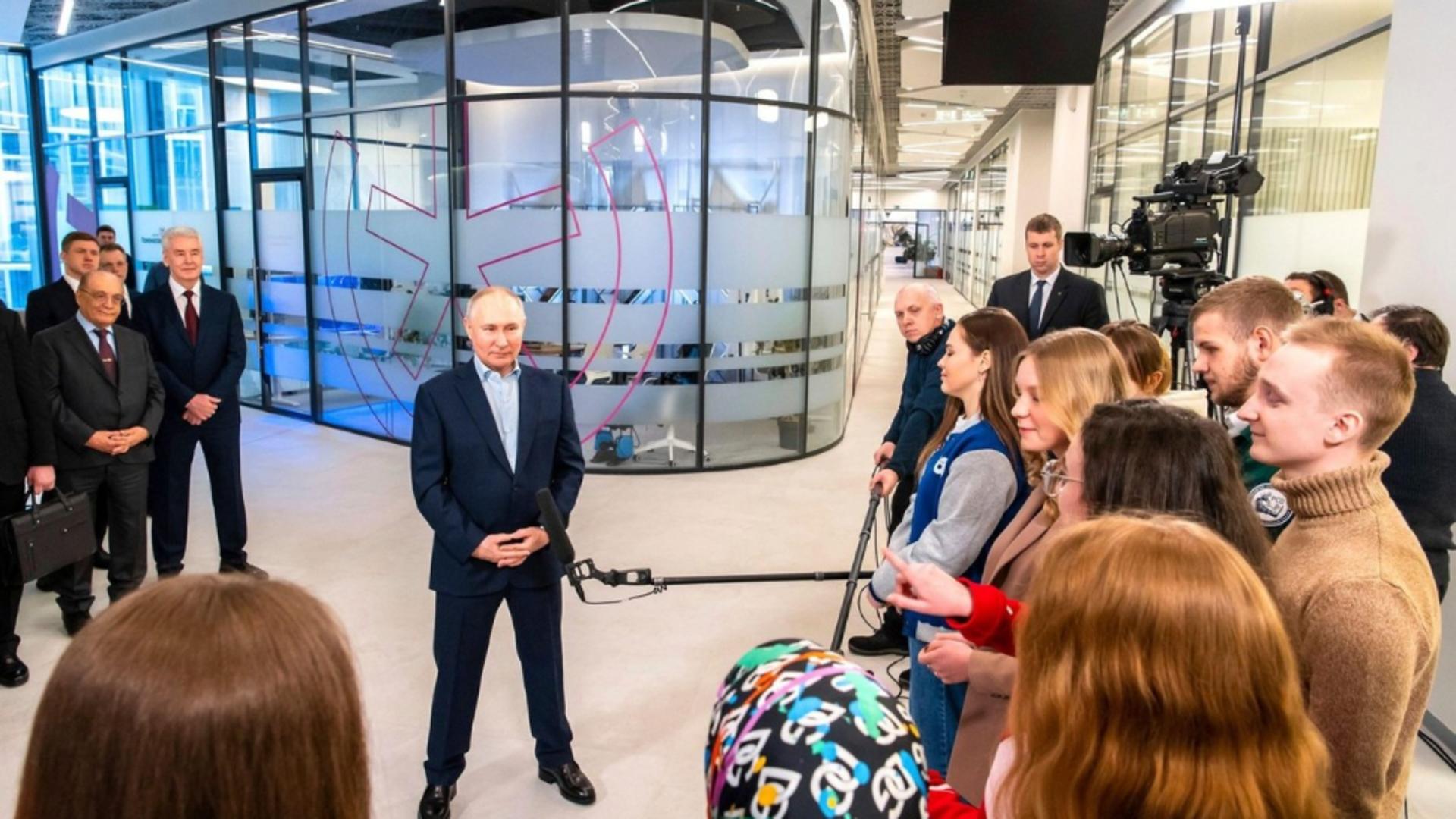 Vladimir Putin, la o întâlnire cu tinerii (Profimedia)