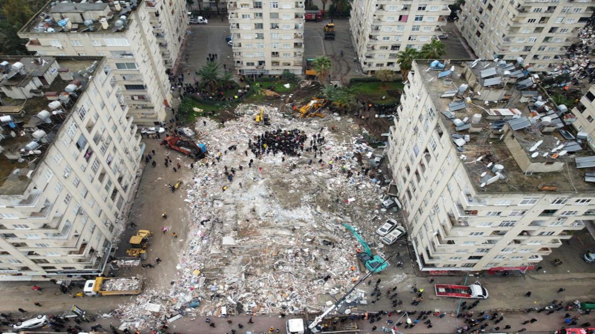 Momentul în care un bloc întreg se prăbușește după cutremurul din Turcia / Foto: Profi Media
