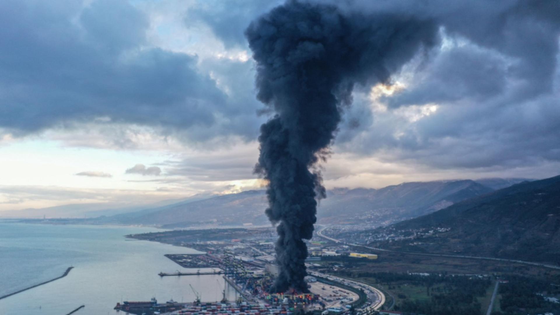 Coloana de fum din portul Iskenderun (Profimedia)